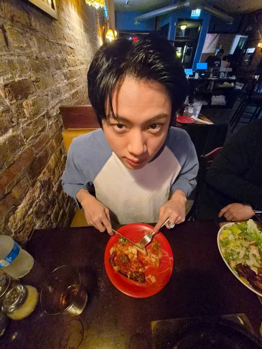 dalbit_bangtan's tweet photo. 📸 INSTAGRAM

Jin post:
This is the Gen Z shot trend these days. The forehead is half (of the photo). https://t.co/zcKCGRAdbF