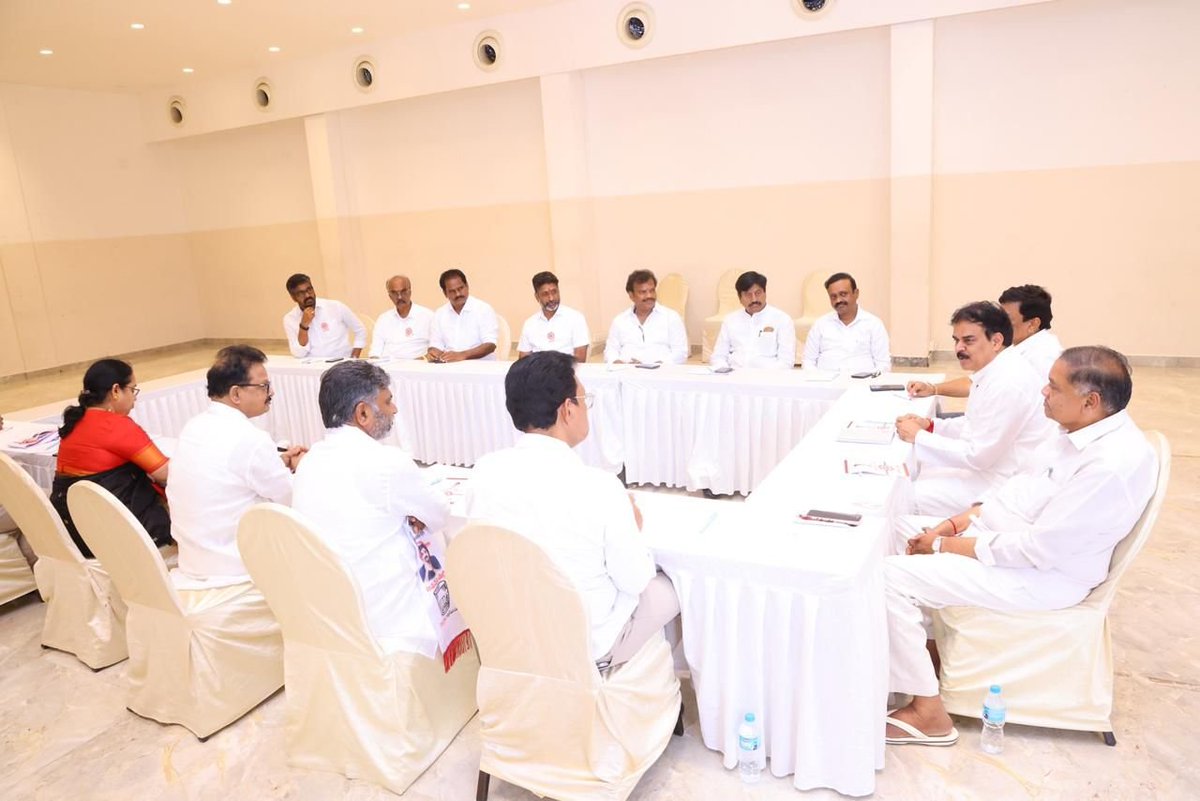 JanaSenaParty's tweet photo. స్థానిక సంస్థల ఎన్నికల నిర్వహణ నేపథ్యంలో జనసేన పార్టీ విధి విధానాలు నిమిత్తం ఏర్పాటు చేసిన ప్రత్యేక కమిటీని సమావేశం కొద్ది సేపటి క్రితమే మొదలైంది 

- ⁠జనసేన అధ్యక్షులు, ఉప ముఖ్యమంత్రి శ్రీ @PawanKalyan గారి సందేశాన్ని కమిటీ సభ్యులకి వివరించిన పార్టీ రాజకీయ వ్యవహారాల కమిటీ ఛైర్మన్, పౌర సరఫరాల శాఖ మంత్రి శ్రీ @mnadendla గారు