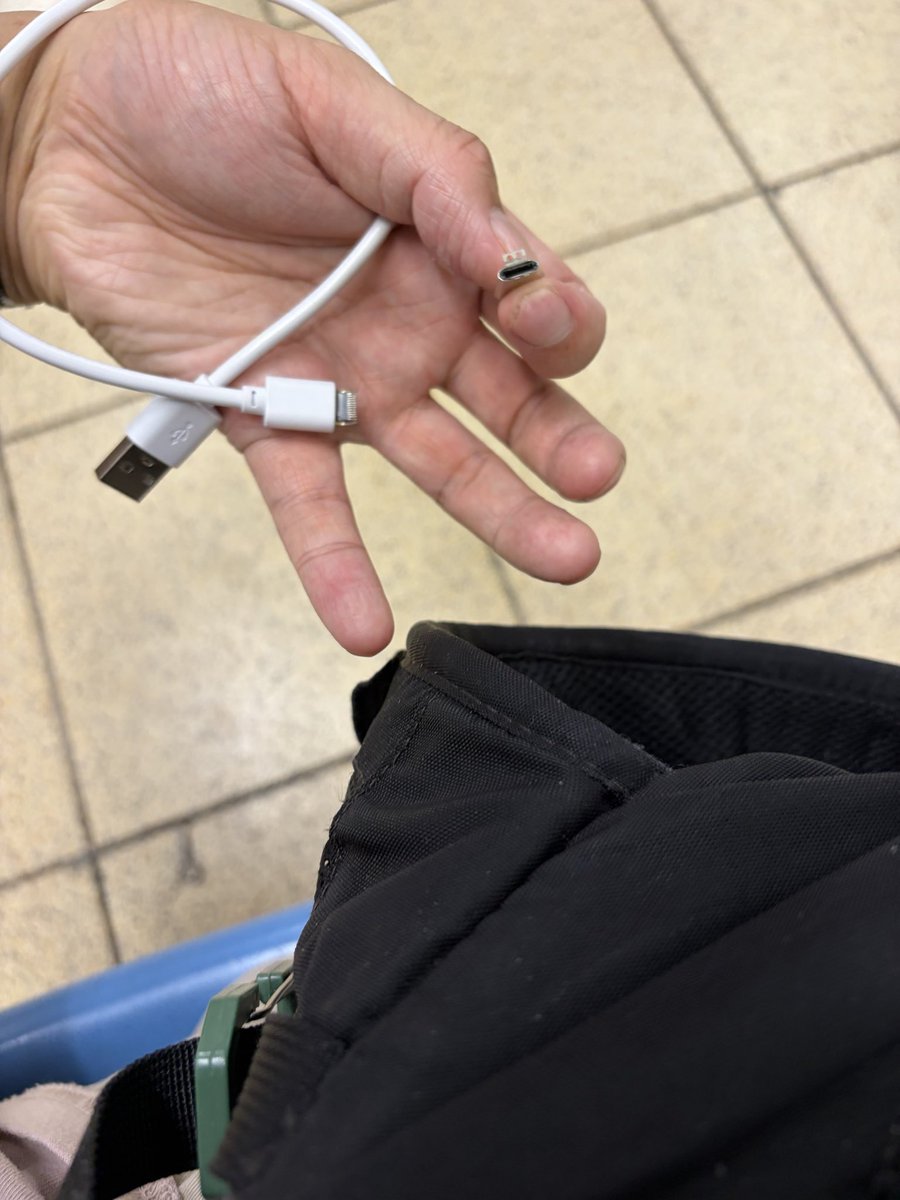 komasan8j's tweet photo. 破損して泣き😭
予備一応家にあるけど
外用が足らないような気はする！
確認次第買うか買わぬか決めるか https://t.co/MjCb5AxCY8