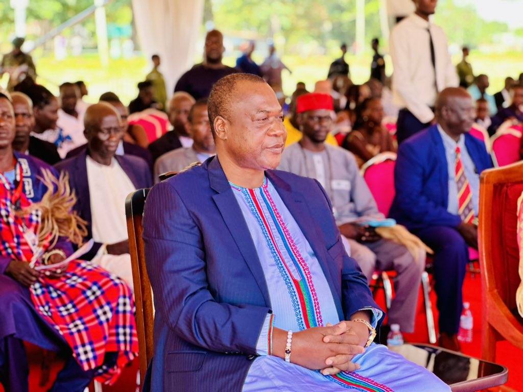 LamwakaCatheri3's tweet photo. Rwot Acana Joins Otema Awany's Homecoming

Acholi Paramount Chief Rwot David Onen Acana II has joined thousands at Kaunda Grounds, Gulu, to welcome home Lt. Gen. (Rtd.) Charles Otema Awany

A celebration of service, culture and unity. Wapwoyo

#Acholi #Gulu #RwotAcana #OtemaAwany https://t.co/Mo9J5vAb3T