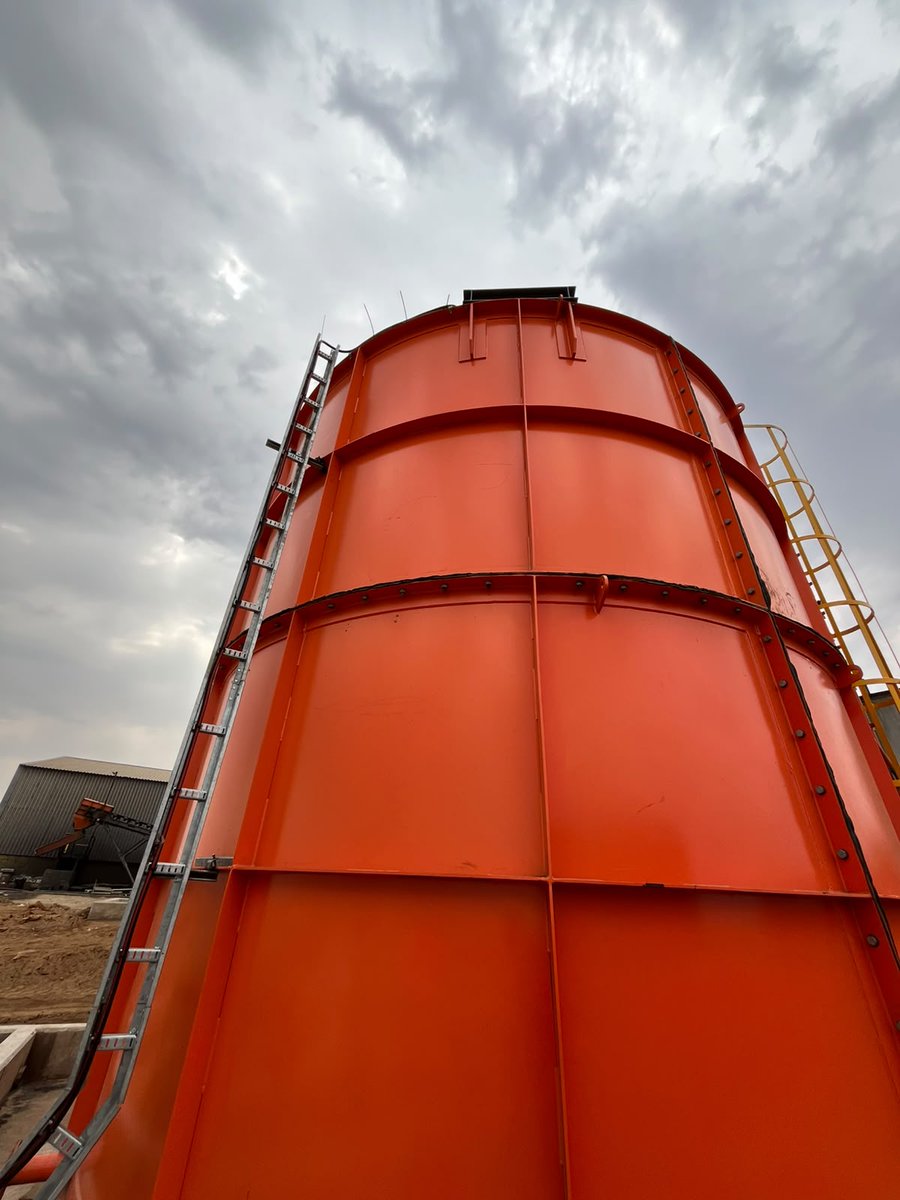ColinBirdMining's tweet photo. Progress continues at Hope and Gorob with @BezantResources NLZM plant. New float feed surge tank installed and agitator electricals connected. 
#BZT #Namibia #Copper #Gold https://t.co/z5bs6YCgyD