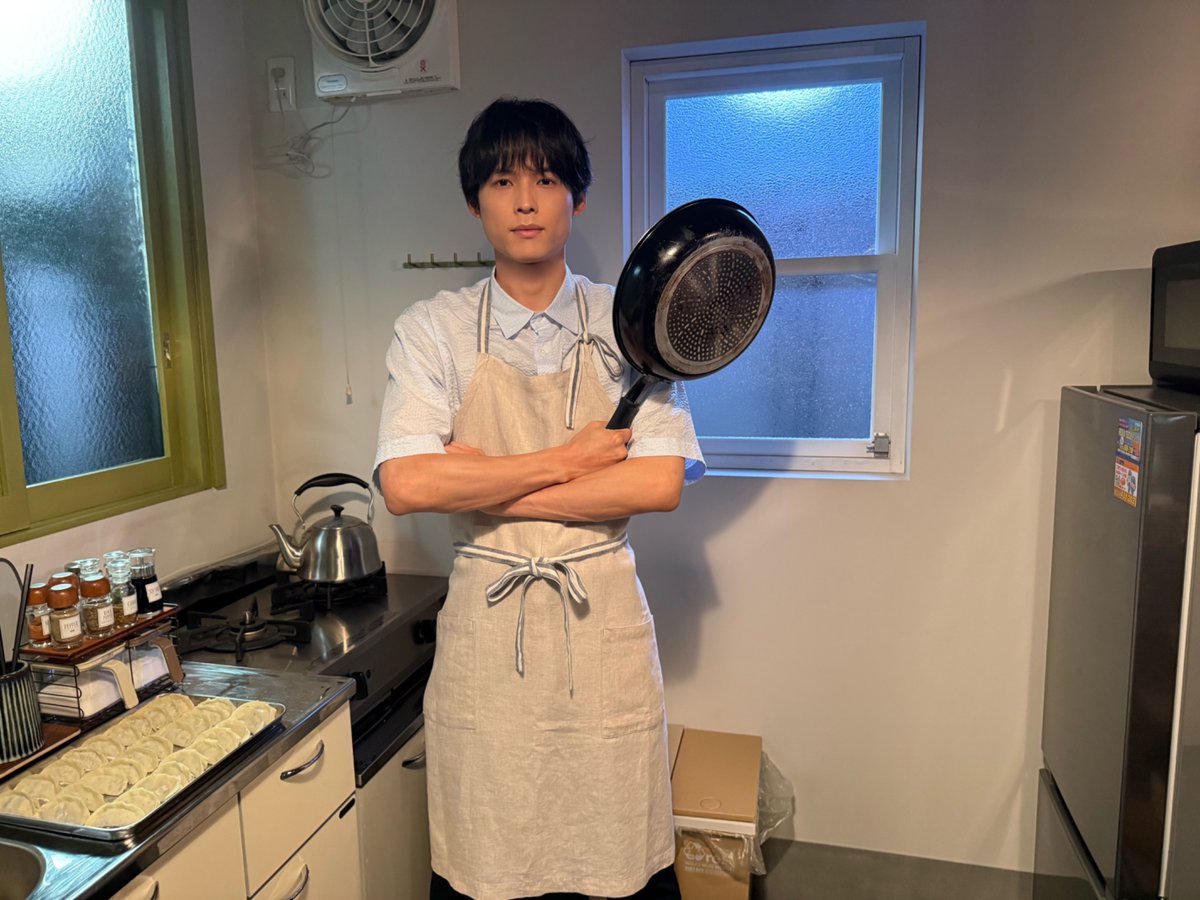kokuhaku_ntv's tweet photo. シェフ爽太（松村北斗）、降臨
何を作ろうとしているでしょう？

正解は…次回𝟗/𝟓(土)よる𝟗時〜の放送で
第8話より◾️ 先出し𝐨𝐟𝐟 𝐬𝐡𝐨𝐭◾️ 

※明日 𝟖/𝟐𝟗(土)は『24時間テレビ』のため
『#土ドラ告白』はお休みです https://t.co/X6UKwWgd6G