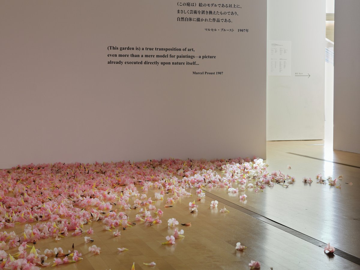 polamuseumofart's tweet photo. #あたらしい目　地下に位置する展示室内には、ジヴェルニーの庭を再構成した空間が広がっています。

モネの絵��とともに並ぶのは、ほぼ同時代に活躍したガレ、ドーム、ティファニーによるガラス工芸。そして、アローラ＆カルサディーラによる花畑のようなインスタレーションや、ピエール・ユイグによる彫刻作品、今坂庸二朗やヴォルフガング・ティルマンスによる写真作品など、現代のアート作品です。

本展では、革新的な「目」をもって絵画のあらたな時代を拓いたモネと、現代の作家たちの「目」が交錯する空間で、モネ作品のあたらしい鑑賞体験をお届けします。

展示風景　撮影：中川周