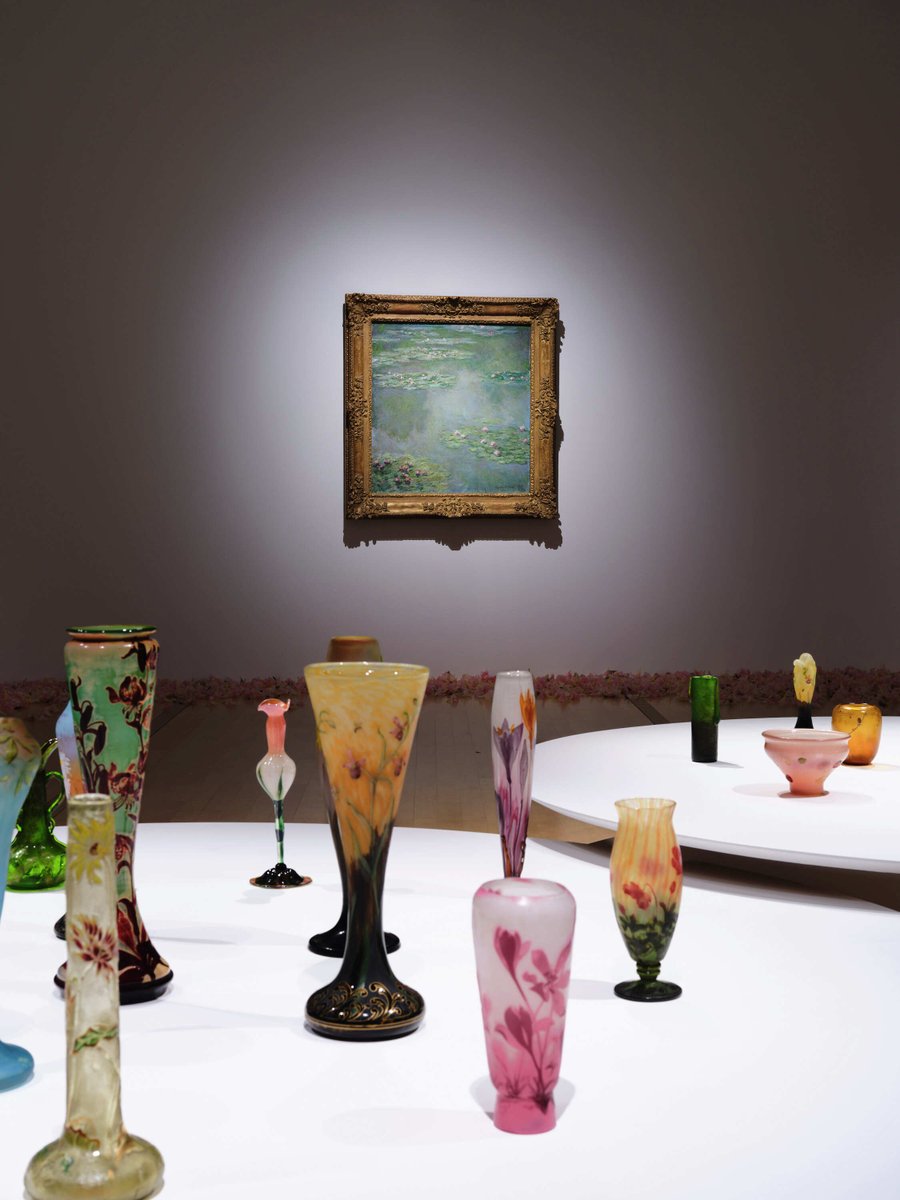 polamuseumofart's tweet photo. #あたらしい目　地下に位置する展示室内には、ジヴェルニーの庭を再構成した空間が広がっています。

モネの絵��とともに並ぶのは、ほぼ同時代に活躍したガレ、ドーム、ティファニーによるガラス工芸。そして、アローラ＆カルサディーラによる花畑のようなインスタレーションや、ピエール・ユイグによる彫刻作品、今坂庸二朗やヴォルフガング・ティルマンスによる写真作品など、現代のアート作品です。

本展では、革新的な「目」をもって絵画のあらたな時代を拓いたモネと、現代の作家たちの「目」が交錯する空間で、モネ作品のあたらしい鑑賞体験をお届けします。

展示風景　撮影：中川周