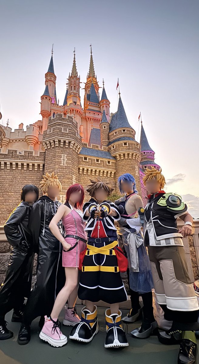kisaragi_kome's tweet photo. #みんなのDハロのハッピーメモリー

キンハー仮装の人を一人見つけるだけでも難しいDハロで、偶然がつながって6人が一枚の写真に集まりました。

始まりは、ロクサスとシオンでランドを歩いていたときに出会った、キンハーが大好きなキャストのお姉さん。

いただいたシールの裏には、
「ずっとこうやって3人でいられたらいいのに。」

キンハーへの愛が一目で伝わるほど、細部までこだわってくれていました。

その後、城前で偶然ソラとカイリに遭遇し、4人で写真を撮っていると、そのお姉さんとまさかの再会。

「さっき、あっちにヴェンとかいましたよ」

教えてくれた場所へみんなで会いに行き、6人がそろいました。

そして最後に、この集合写真を撮ってくれたのもそのお姉さんです。

「つながる心が、俺の力だ！」
あの日、この言葉を現実にしてくれたのは、写真には写っていないあのお姉さんでした。