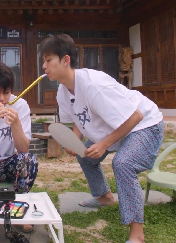 meme_4sho's tweet photo. Lngshot weird poses 🥀🥀 https://t.co/uWyrlwsEIu