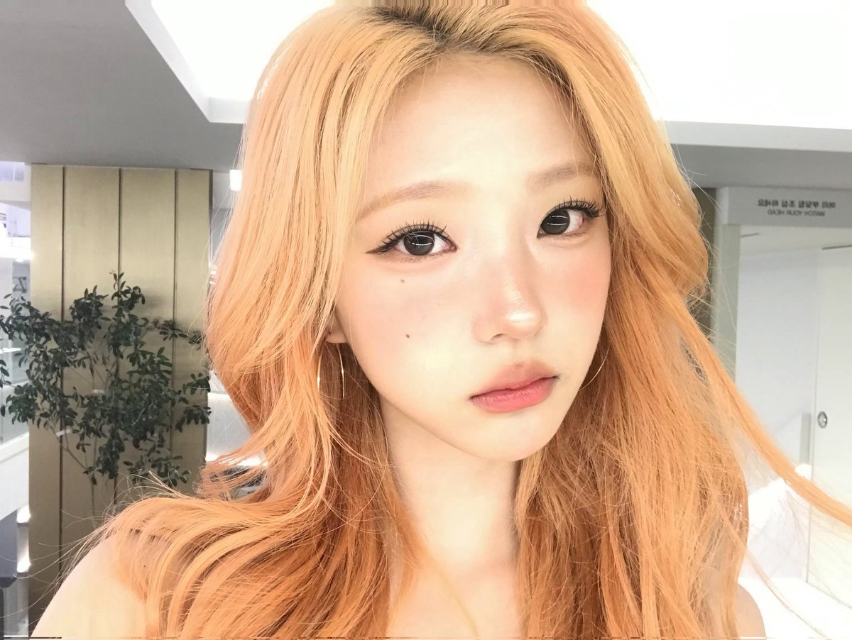 Steulia's tweet photo. a little lost in the warmth of golden light, soft curls, and quiet little moments. everything felt hazy and honey-colored, like a memory i’d want to keep tucked away forever. ✧ https://t.co/nt5b5YfFnH