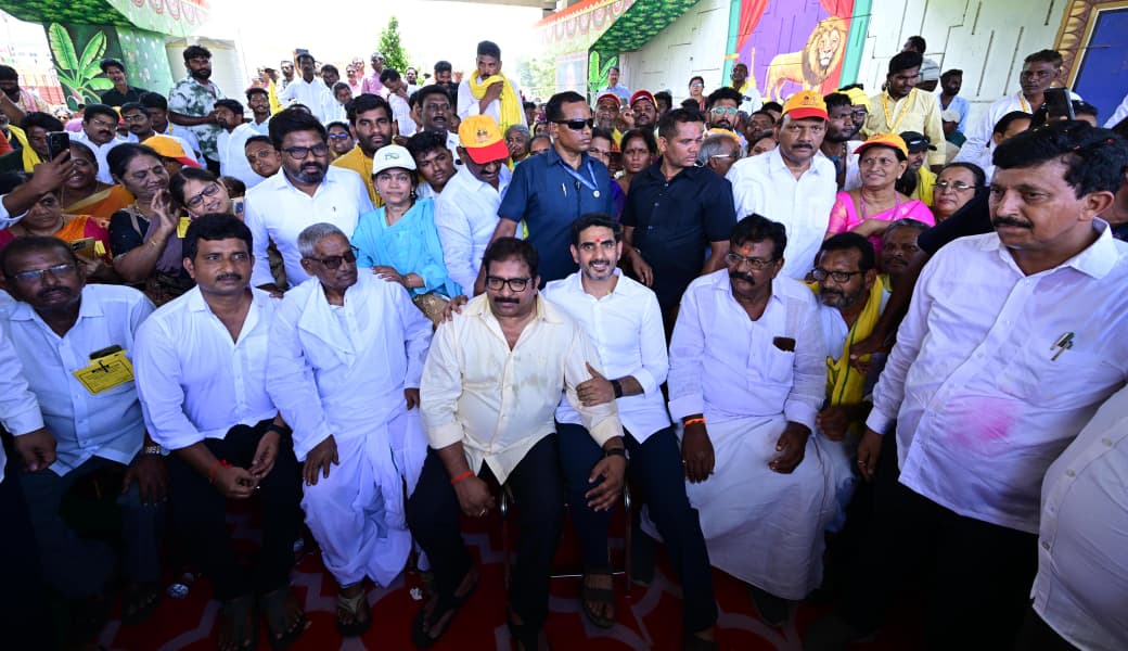 naralokesh's tweet photo. ప్రకాశం జిల్లా ఒంగోలు నియోజకవర్గంలోని రంగరాయుడు చెరువులో అమృత్ 2.0 తాగునీటి ప్రాజెక్టును ప్రారంభించాను. ఒంగోలు నగర ప్రజలకు నిరంతరాయంగా తాగునీటి సరఫరా చేసేందుకు రూ.424.42 కోట్లతో ప్రజా ప్రభుత్వం ఈ ప్రాజెక్ట్‌ను చేపట్టింది. ప్రాజెక్టులో భాగంగా ఒంగోలు నగరంలోని మొత్తం 35 డిస్ట్రిబ్యూషన్ జోన్లను రీ-జోనింగ్ చేసి, 605.30 కి.మీ.ల పొడవునా తాగునీటి పంపిణీ నెట్‌వర్క్‌ అభివృద్ధి చేయడం జరిగింది.