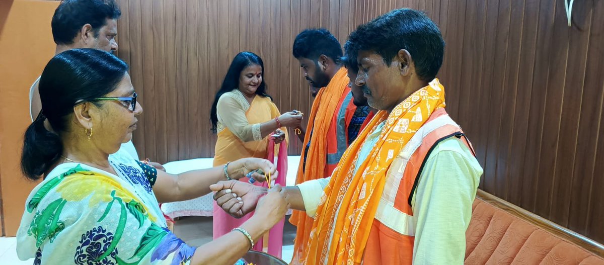 ragini4up's tweet photo. रक्षाबंधन के पावन पर्व पर अपने आवास पर सफाई कर्मचारी भाइयों को स्नेहपूर्वक राखी बांधी और मिठाई खिलाकर शुभकामनाएं दीं। ❤️

#रक्षाबंधन #RakshaBandhan #स्वच्छता #भाईचारा https://t.co/Q26dUaZZrT