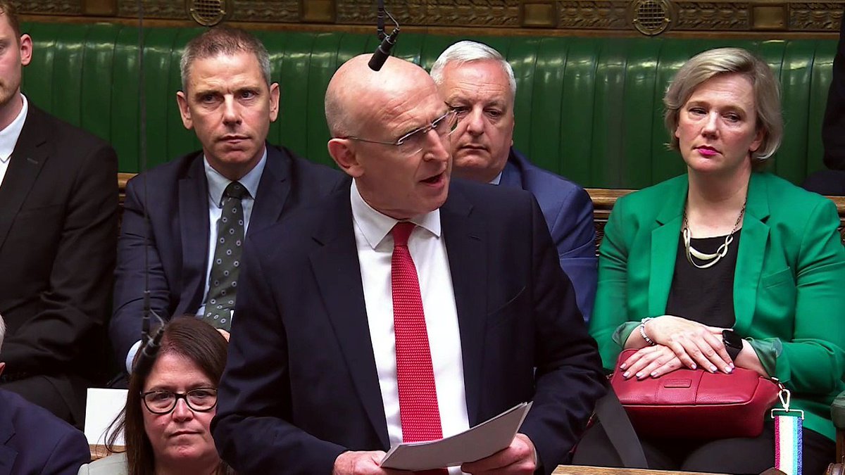 TStandfield1789's tweet photo. John Healey's resignation as defence secretary:
"You have been unable, and the Treasury has been unwilling, to commit the resources that the nation needs to defend the country at this time of rising threats."
Now he is Chancellor, he is "unable" and "unwilling".
@JohnHealey_MP https://t.co/3jLithgXgq