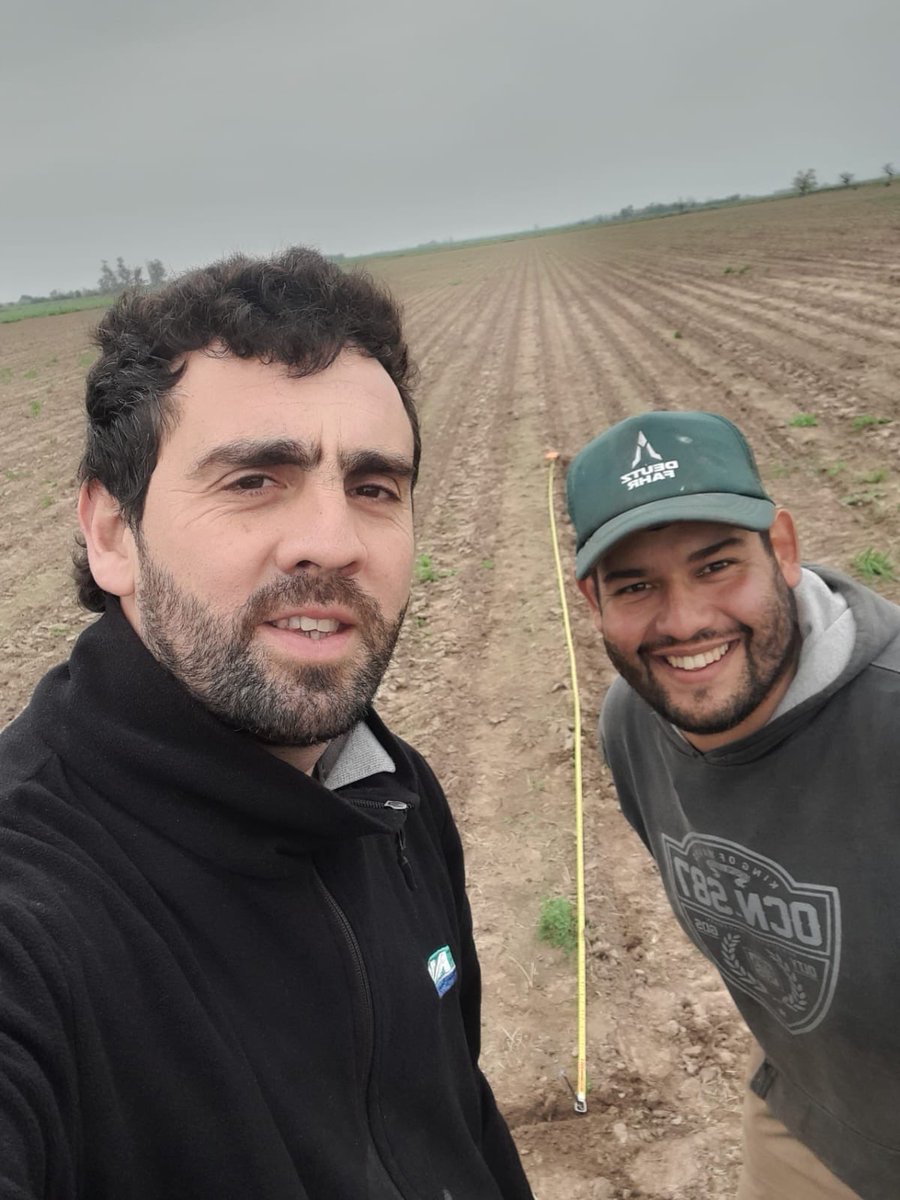 CarlisAlt's tweet photo. Ayer me visitó el amigo @CMatiGonzalez 💪🏻 Viendo el planteo del #Nk842 caballito de batalla 🫡 3 en el metro, lote que viene de #Alfalfa. Fertilización de base 90kg de diamonico. Después analizamos urea/uan Fs 26/07 https://t.co/1HlOXNOoQf