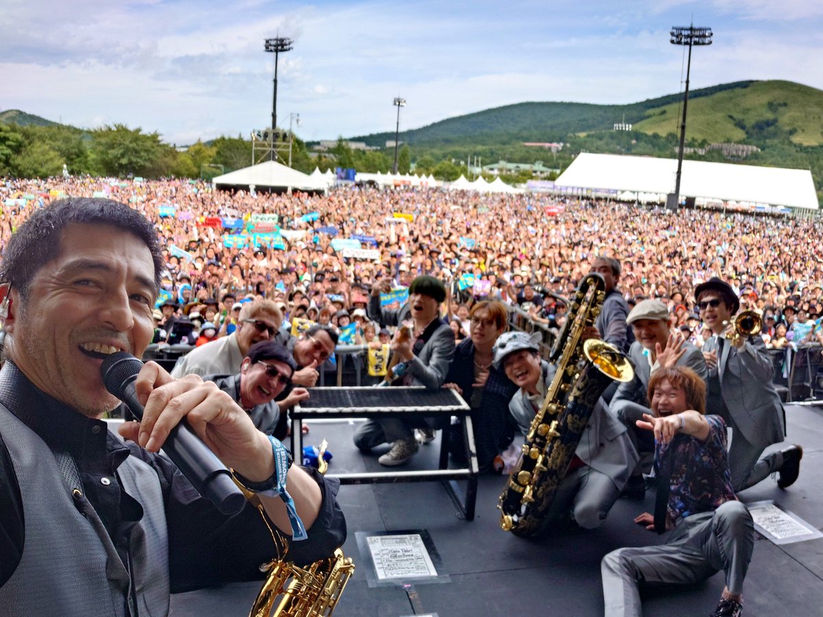 a_yanaka's tweet photo. スカパラ山梨・SWEET LOVE SHOWER 2026 終了。スカパラだけで始まったあたまっから盛り上がってくれてマジ感謝です。今日は60%がコラボというお祭り仕様でした。フェスのなかの小フェス、祭りの中の祭りです。GENくん、ムロツヨシ、さかなクンという並び。強力にハッピーなセットのリストでした。 https://t.co/hq53Wybmot