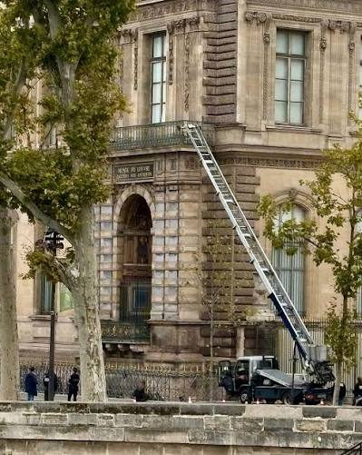elbarroquista's tweet photo. En la inmensa mayoría de robos en museos los ladrones acceden, precisamente, por las ventanas. Así que no se entiende esa "sorpresa".

Estas fotos son del robo del Grito de Munch, entrando por una ventana, y del robo del año pasado en el Louvre. https://t.co/5Gi1AzQdSE