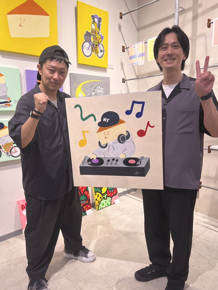 pistjam1978's tweet photo. イラストレーター吉富Aボタンの初個展「皆が三角��の面積を求めているとき僕は愛を求めてた」に行ってきました
めっちゃかわいい絵がいっぱいで迷いましたが「DJ CHEESE CAKE」という作品を購入しました
ひろたあきらとも会えました
個展は31㈪までBalmy cafe(渋谷区千駄ヶ谷3-3-1)でやってます
ぜひ！ https://t.co/tDkOsV6LVN