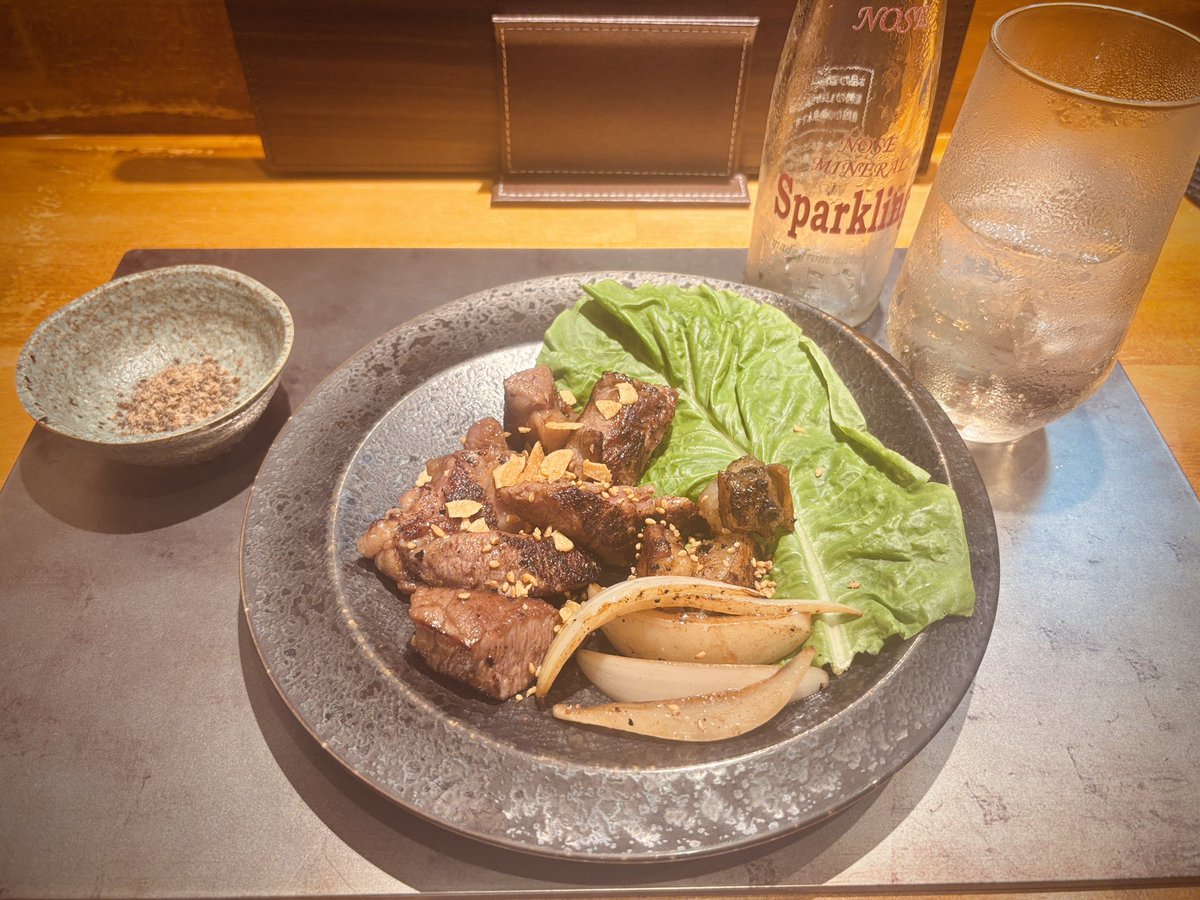 Yumashacho's tweet photo. 行きつけの近所の店でディナー
神戸牛のお店やのに破格で超美味い

このひと時が幸せ🥩 https://t.co/JJbba0ePcs