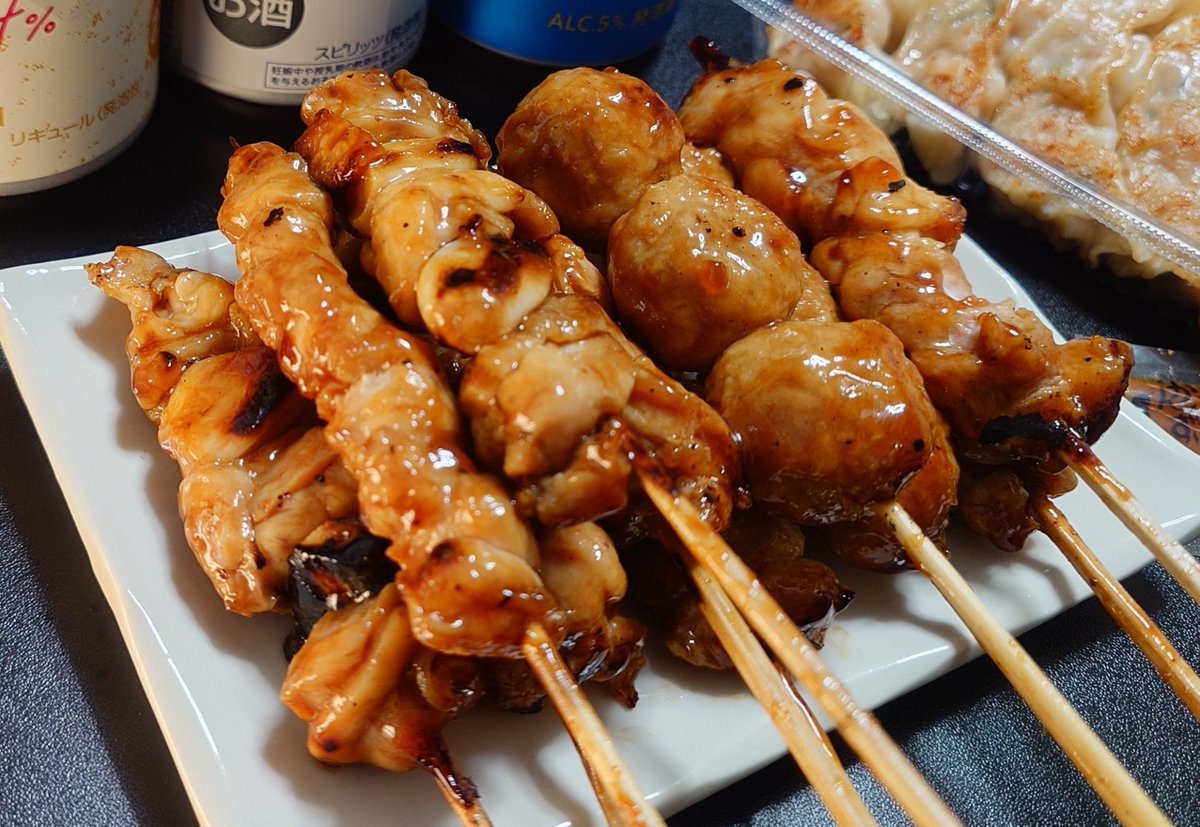 syo__blue's tweet photo. 今週もお疲れ様でした〜
今夜は焼き鳥＆スタミナ餃子で呑む🍺
明日からの五連休に向け、まずはエネルギーをチャージします…
ってことで乾杯〜🍻🍻🍻
#晩酌 #家飲み #X晩酌部 https://t.co/gX92aIAYbo