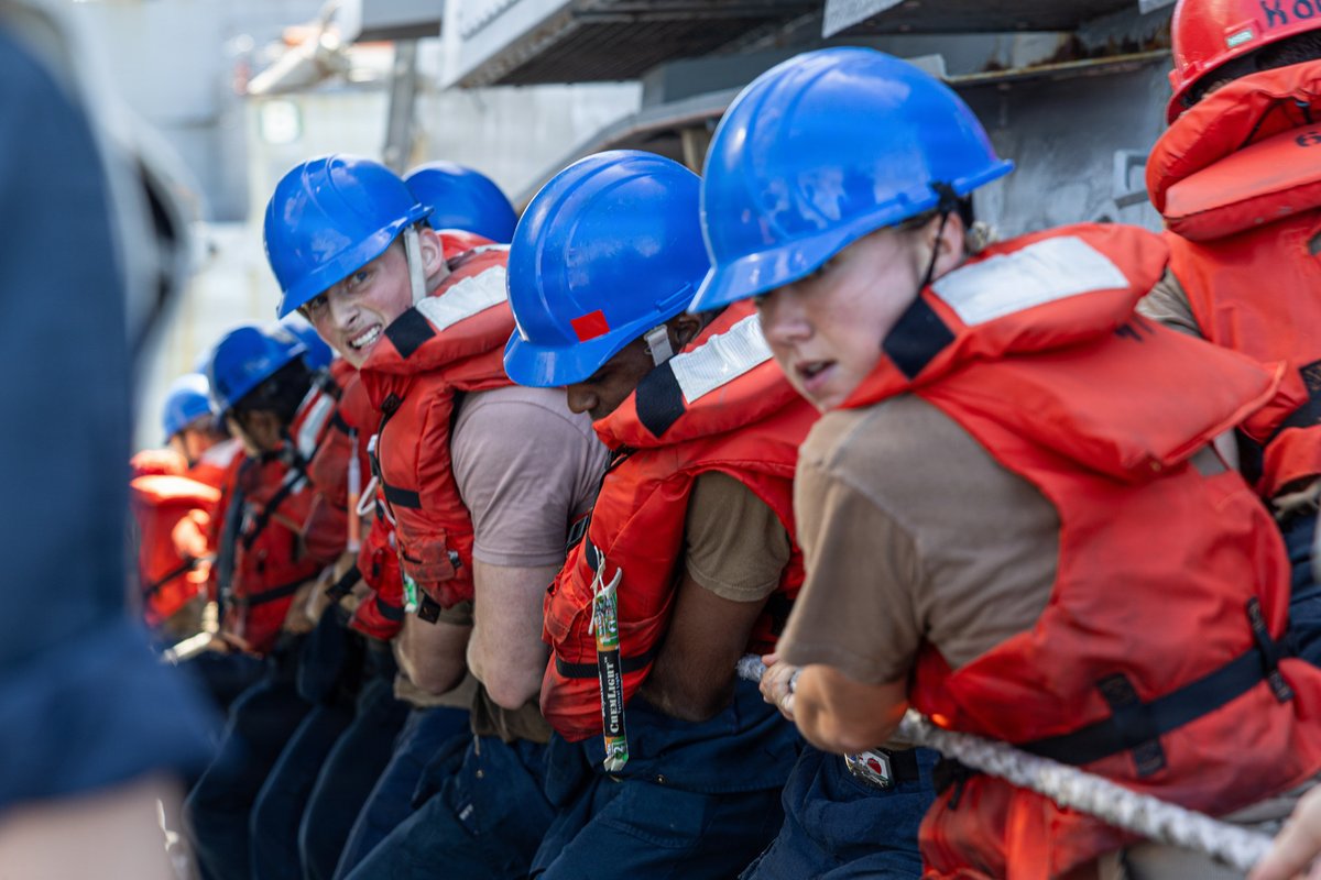 Sustaining the warfighter at sea. 💪

The crew of USS Mustin executed a underway replenishment with USNS Alan Shepard in the Indian Ocean. Keeping warships fully armed and provisioned supports persistent presence in key waterways to defend peace through strength. 
@USPacificFleet https://t.co/UYX8jvZDIp