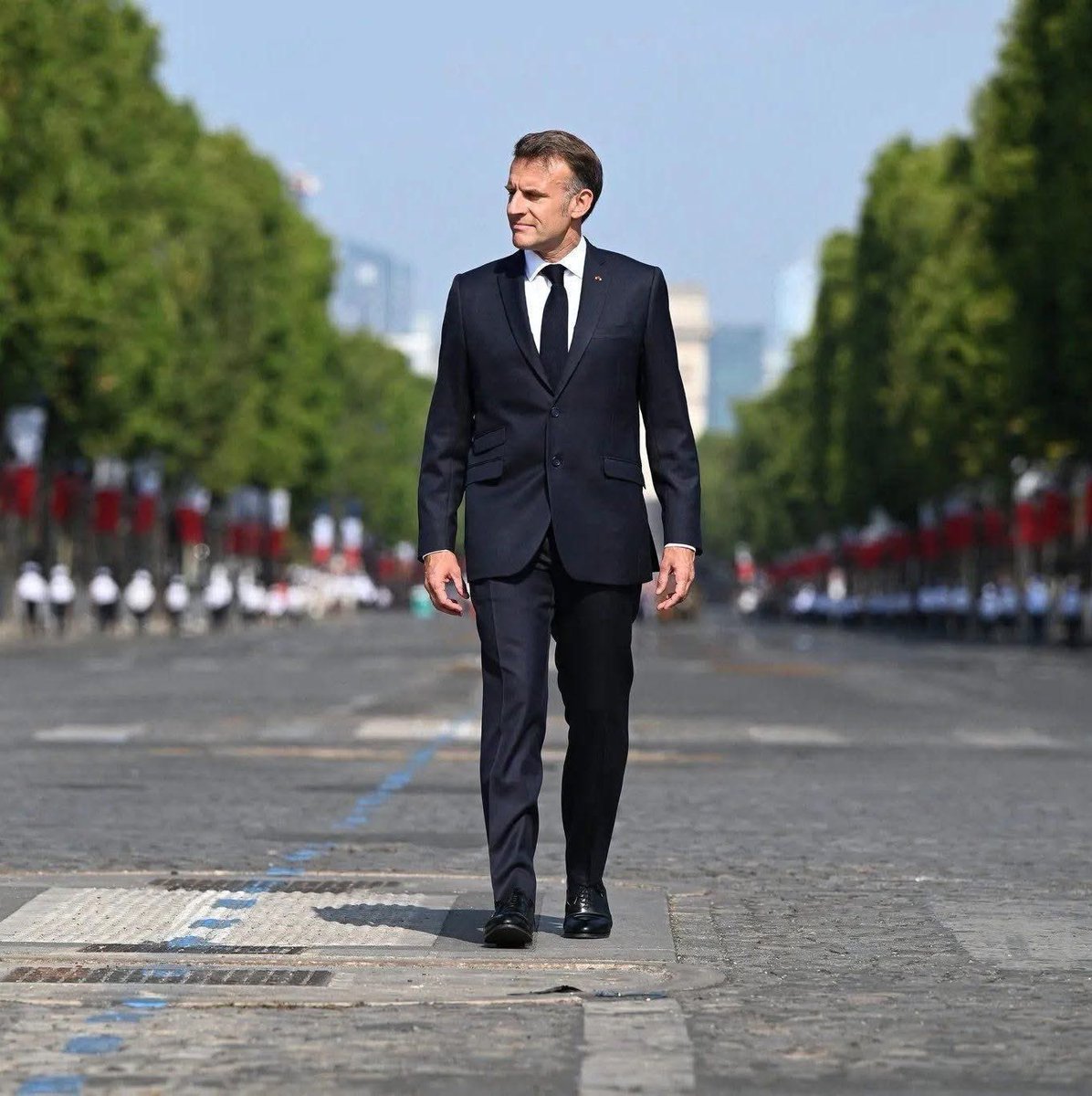 veritebeaute's tweet photo. De Karl Essenbeck :

"Notre cher maître suprême, perché sur son trône branlant, vient de donner l’alerte : les hôpitaux Français, doivent se tenir prêts à accueillir une légion de blessés de guerre à l’horizon mars 2027, il y a quelques mois il demandait à la SNCF de prévoir des trains aménagés pour le transport de blessés. 

Oui, de guerre. Laissez ce mot résonner dans votre tête. Ce n’est pas un exercice, ce n’est pas une fiction. C’est la réalité qu’on nous sert, froide et brutale, sur un plateau d’argent terni.

Mais abandonner ? Lâcher son précieux sceptre ? Jamais. Il a encore trop à détruire, trop à remodeler à son image. Alors, il joue sa dernière carte, celle qu’il garde dans sa manche depuis le début : l’article 16 (dictature) En temps de guerre, on ne destitue pas le chef. En temps de guerre, on serre les rangs, on ferme les yeux, on courbe l’échine. 

Malin, non ?

Le 10 septembre, quelque chose se trame. Une mise en scène orchestrée par notre monarque macron 1er ? Une diversion savamment calculée par le détournement d’une initiative au départ indépendante des formations de gauche ? Les rumeurs fusent, les spéculations s’envolent, mais qu’importe. Les dés sont jetés. Les indicateurs clignotent tous au rouge écarlate : économie en berne, tensions internationales, méfiance généralisée. Et lui, au centre de l’arène, s’accroche à son trône comme un naufragé à une planche pourrie.

 Vous le sentez dans vos tripes. On ne peut pas laisser ce traitre et lâche, jouer avec l’avenir de nos enfants et petits enfants comme on joue aux dés avec le destin. Il est temps de regarder la vérité en face, de se lever, de dire NON. Parce que si on laisse faire, ce ne sera pas seulement son trône qui s’effondrera, mais aussi tout ce qu'ils nous restent. "

Karl Essenbeck