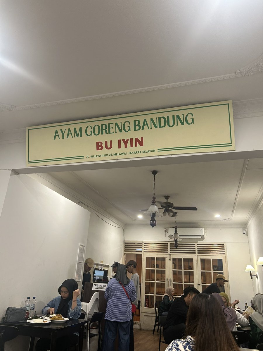 lalaIostme's tweet photo. DEMI BU IYIN AKU MENERJANG 94 ANTRIAN ITUh…… 😻👊🏻💥🫰🏻😚🫵🏻💥✨

ga kaleng2, tiap makan disini minimal pesen 2 AYAM & TAHU… nahan2 biar ga nambah nasi & extra jukut…

ayamnya gurih bgt jusilusi dan super empux, bumbunya meresap sampe ke tulang2nya masyaaAllah 💯

semoga cepet buka cabang lain yah kak inop & suami 😭🤲🏻❤️