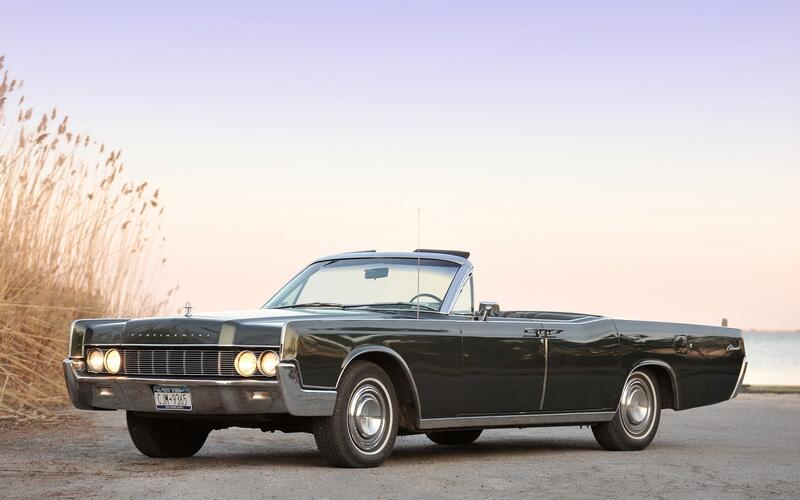 5NowXe's tweet photo. Lincoln Continental 1961

To move its heavy 4th-gen Continental, Lincoln adopted a 7.6-litre V8 in 1966—Ford's largest engine to date. 

Though quickly replaced by a 7.5-litre V8, this rare Lima-built unit remains the most sought-after among classic car enthusiasts. https://t.co/LbTJTxnCwx
