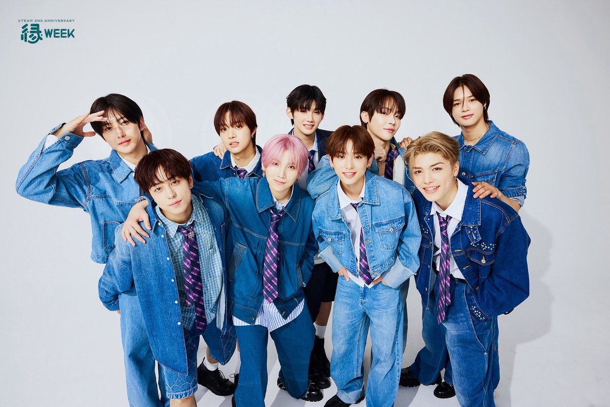 riceballuver's tweet photo. 늑대가족사진 4장 드볼.. 
늑대들 진짜마니컷다흑흑 https://t.co/MkzAksQ9YO