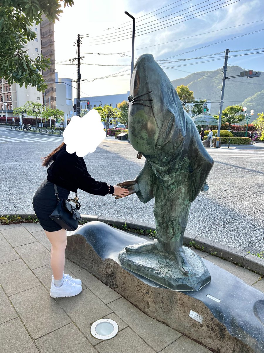 yu_na__04's tweet photo. 2年間履き古した白のスニーカーと、地雷時代に使ってた黒の厚底スニーカー買取してくださる方探してます、どちらも使用感あります！
使用イメージ載せておきます🙌
この頃より汚れてます♡

おまけで2日連履したストッキングもお付けできます♡

 #靴下売り子 #下着売り子 #下着販売 #靴下販売 https://t.co/xT8mqM11bs