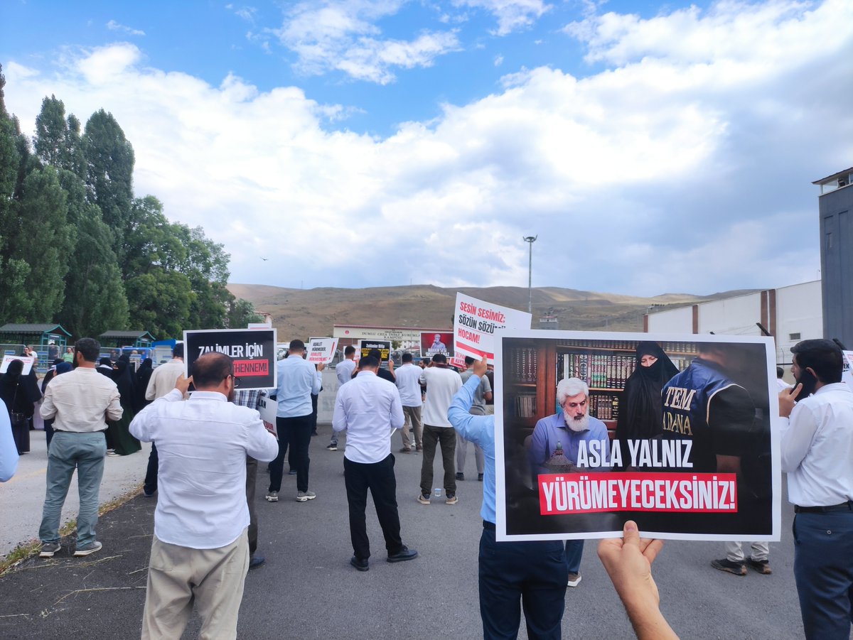 ibrahimkrmgl's tweet photo. Erzurumdayız...

Tutuklulu yargılanan bir insanı evinden ve ailesinen 800 kilometre uzağa göndermek sürgündür ve zulümdür.

YAZIKLAR OLSUN.

Cezaevinde İşkence
Hocamıza SürgünZulmü
AlparslanKuytulu SerbestBırakın
SemraKuytulu SerbestBırakın https://t.co/P1FXNP5gCs