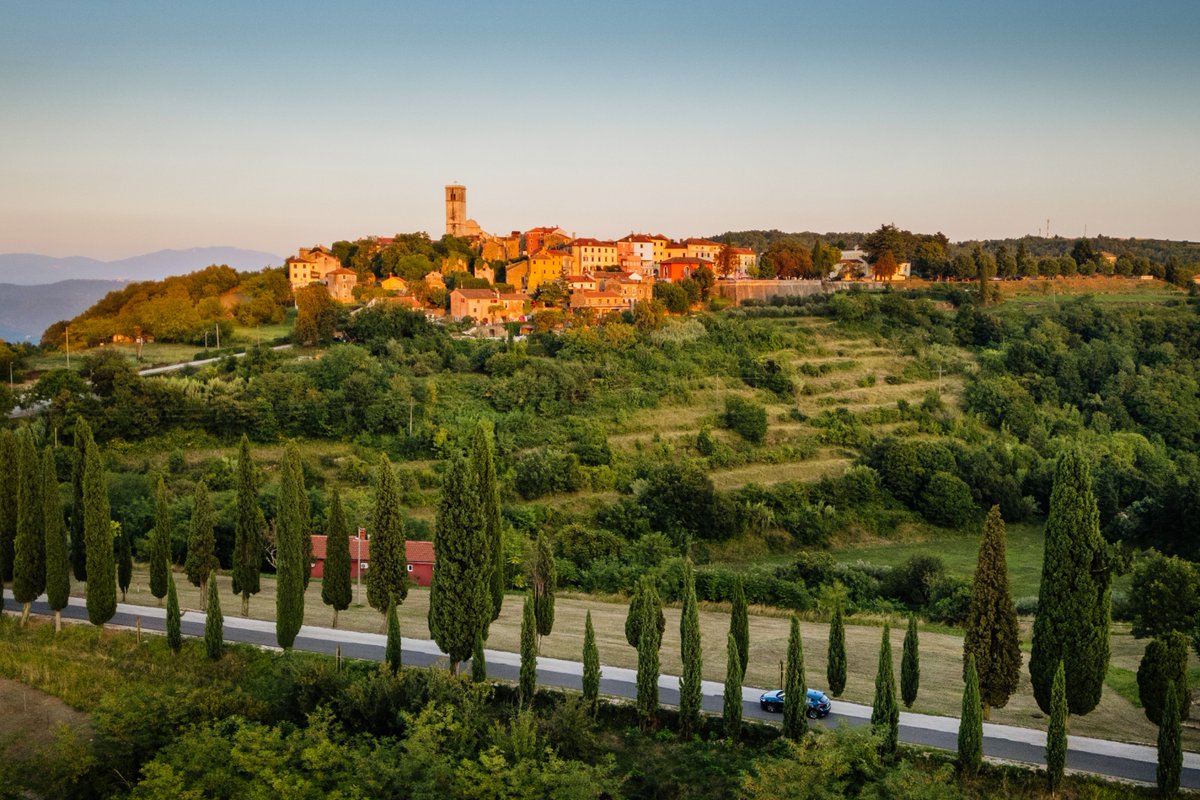 ColoursofIstria's tweet photo. #Oprtalj colours always cheer us up!
Forget filters. The facades of Oprtalj deliver all the charm and contrast you could want, straight from the brushstrokes of time. 💛🧡💚 https://t.co/AWPckftyWJ