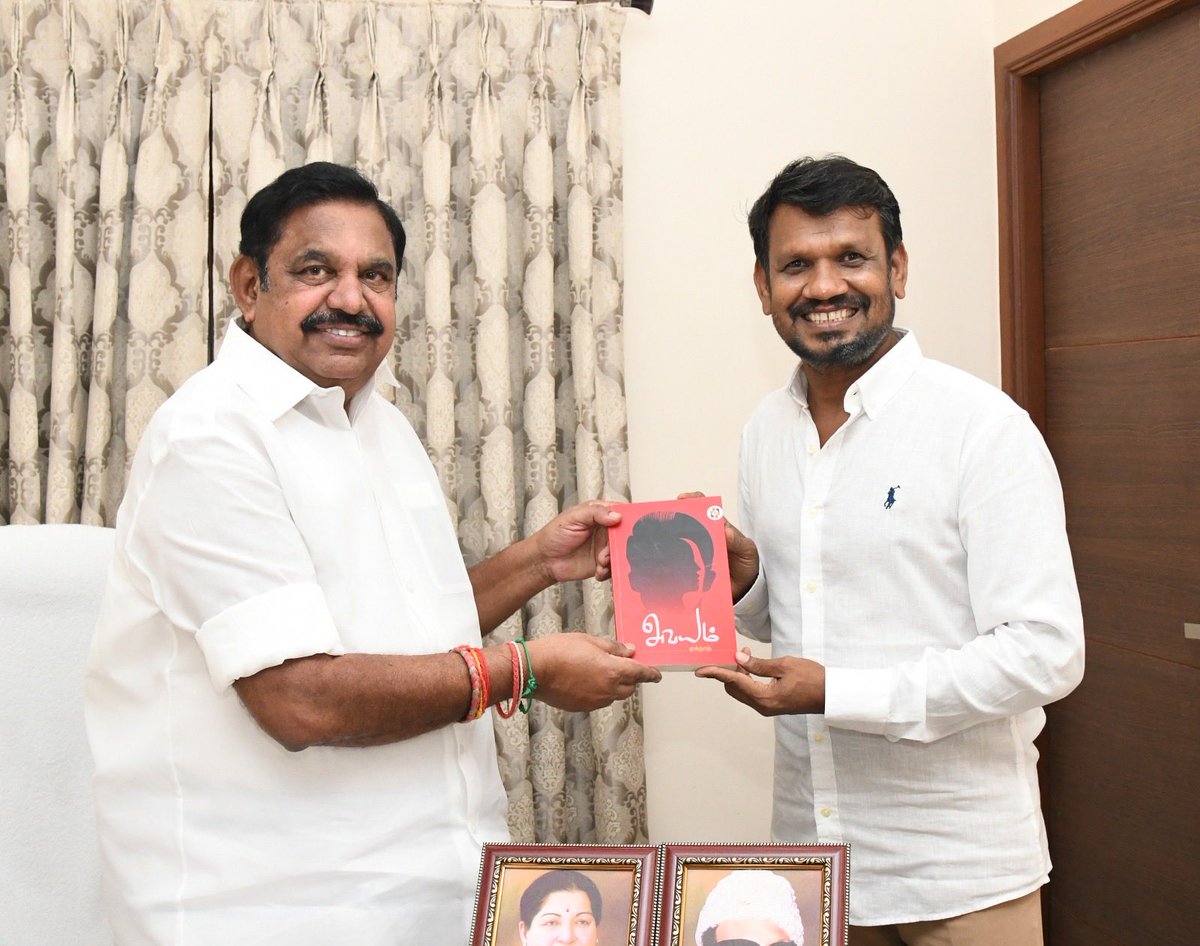 director_esakki's tweet photo. தமிழ் தேசிய சிந்தனையோடு பயணித்த இனி பயணிக்க நான் தேர்ந்தெடுத்த கட்சி அதிமுக.காரணம் எட்டாவது வள்ளல் எம்ஜியார் மற்றும் பச்சை தமிழர் எடப்பாடியார்.
நேரடியாக அரசியல் அனுபவம் என்பது எனது 9-ம் வகுப்பிலேயே தொடங்கி விடுகிறது.
அப்போதே தமிழ் தமிழர் என்று திமுகவிற்கு செம்பு தூக்கிக்கொண்டு திரிந்தேன். 
அதன் பின் நடந்த கதைகள் நிறைய இருக்கு.

ஆனால் 2009 க்கு பிறகு நாம் தமிழர் கட்சியை ஆரம்பித்து வெறிபிடித்தவன் போல் திமுக காங்கிரசுக்கு எதிராக வேலை செய்தேன் குடும்பம் தொழில் எல்லாவற்றையும் விட்டுட்டு ஊர் ஊராக சுற்றினோம் அதாவது குறுகிய காலத்தில் எனது இனோவா மற்றும் பார்ச்சுனர் கார்கள் தலா 3 லட்சம் km ஓடியிருக்கும் என்றால் பார்த்துக்கொள்ளுங்கள்.

சரி  அப்போது யாரை சுமந்துகொண்டு சுற்றினேன் என்ற கேள்வி வருகிறதுதானே அதை மட்டும் சொல்ல விரும்பவில்லை அதை சொன்னால் ஊரே இன்று சிரிக்கும்.
சரி இனி அது தேவையில்லாத வேலையும்கூட.
இனி பச்சை தமிழரை ஆள வைப்போம் தமிழ்நாட்டை காப்போம் என்று முடிவெடுத்து எடப்பாடி அவர்களை சந்தித்து பேசினேன் "என்னை போன்று லட்சக்கணக்கானோர் காத்திருக்கின்றனர் அதிமுகவில் சேர்வதற்கு நீங்க தமிழ்நாட்டிற்கு நிறைய செய்திருக்கிங்க ஆனா குறைவா பேசியிருக்கிங்க என்றேன். 
அனால் அவரோ செயலில் மட்டுமே காட்டும் இயற்கை குணம் படைத்தவராக தெரிந்தார்!
தமிழர்களுக்கான அரசியலை செயலில் காட்ட நினைக்கிறார் என அவருடனான சந்திப்பிலும் பேச்சிலும் புரிந்து கொண்டேன்.

ஆனாலும் தமிழர்களுக்கு ஒன்னுமே செய்யாத கட்சிகள் எல்லாம் நிறைய பேசுறாங்க எல்லாம் செய்த எம்ஜியார் என்ற மகான் கட்சியில் இருந்து நீங்க செஞ்சதை எல்லாம் பேசுங்க அய்யா என்றேன்.

இப்போது இனி நானும் அதிக பற்றி உலகமெங்கும் பேசுவேன் என அதிமுகவில் இணைத்துக்கொண்டேன்.
என்னை அன்போடு அதில் இணைத்து நிறை விசயங்களை குறுகிய நேரத்தில் பகிர்ந்து கொண்ட பச்சை தமிழர் எடப்பாடியார் அவர்களுக்கு கோடான கோடி நன்றிகள்🙏🙏🙏❤️