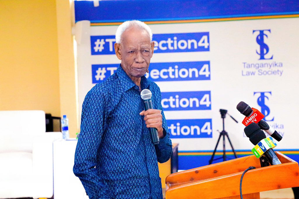 humanrightstz's tweet photo. “Siioni Tanzania ikipata Katiba mpya kufikia 2029. Tukiingia kwenye uchaguzi mkuu ujao bila Katiba, Tume ya Uchaguzi na mfumo huru wa uchaguzi , tutapata madhara makubwa. 

Pia taifa lina majeraha na hizi tume zinaundwa ili kutusahaulisha yaliyotokea October 29 2025”. ~Joseph Sinde Warioba katika Jukwaa la Demokrasia Tanzania

#TanzaniaDemocracyForum #Democracy #KatibaMpya