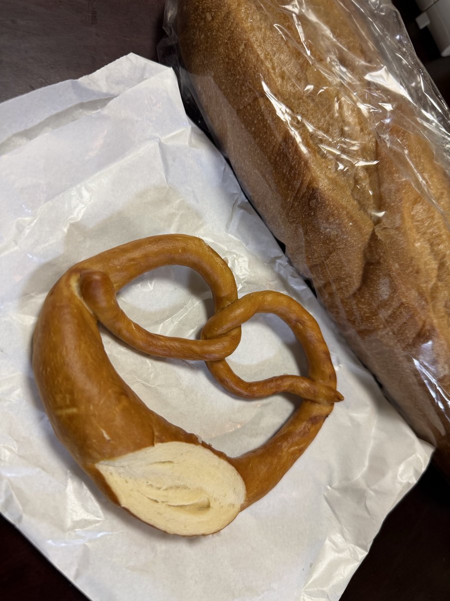 starmine2020's tweet photo. …帰りに吉祥寺でプレッツェル🥨などを買ったよ https://t.co/wOwAQYa7cj