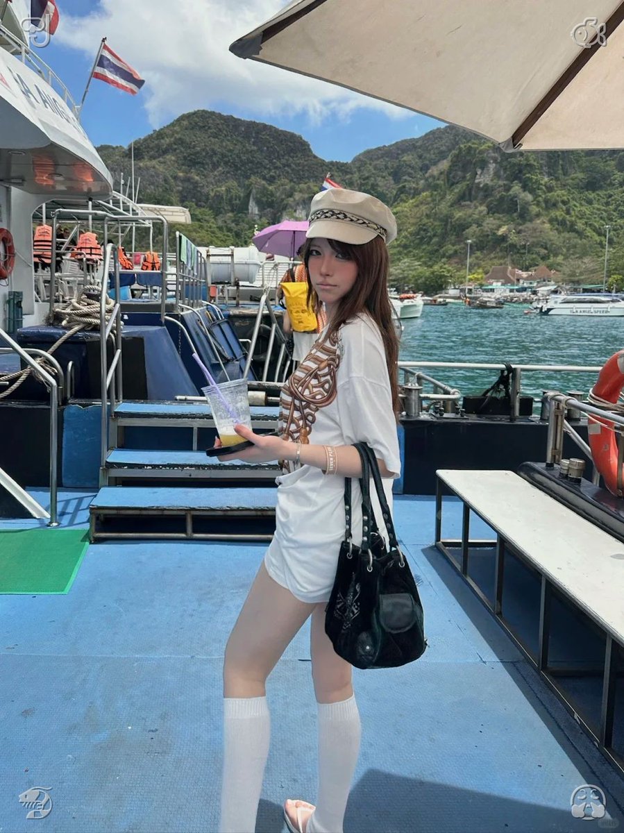 BOO8698's tweet photo. 🚋Significant strides were made during the morning in raw material reception, quality checks, and processing! The following day, Clara visited the bookshop and encountered a young woman mourning the death of her sibling. She engaged her in conversation, lent a sympathetic ear, a https://t.co/Y6tzMmMw4M