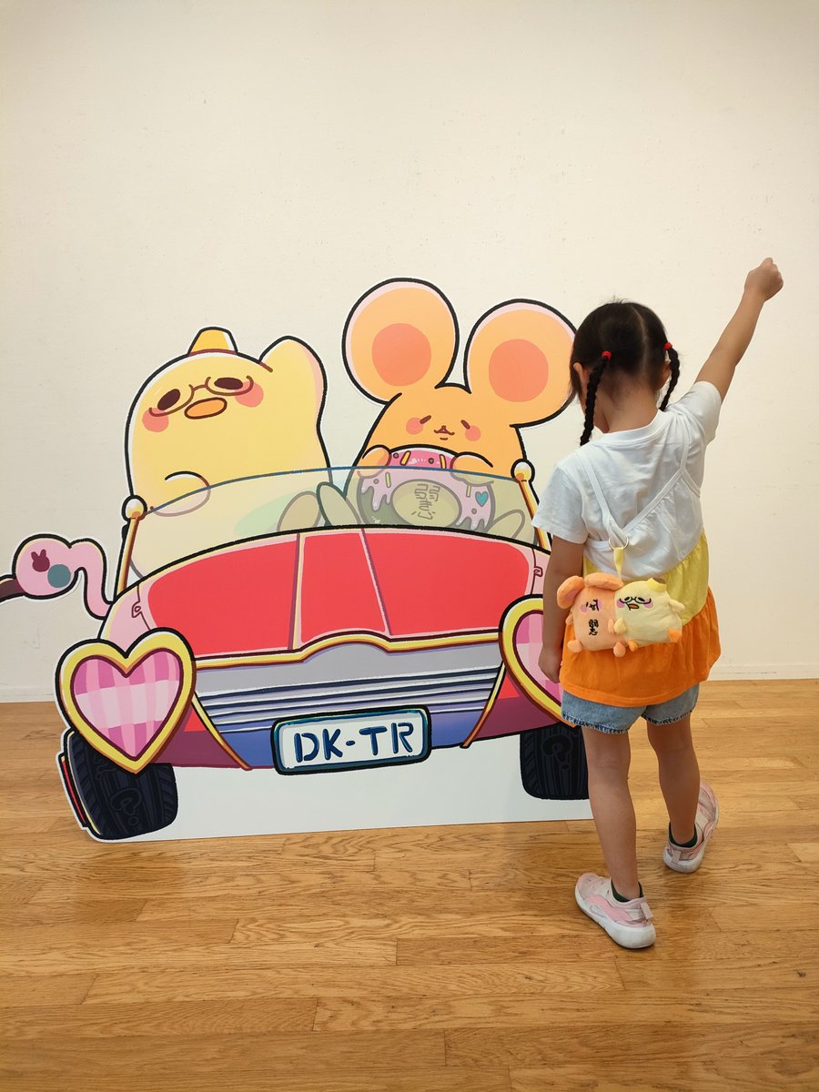 im41learner's tweet photo. 先週行った「どこツらッ.png BOX」にて。「このポーズはチームさやぴだから！」っていいながら娘がポーズを決めていたものの、母は元ネタが分からず？？でも、今日娘とマリカー総集編見てたら、出てきました！チームげんバーグのときか…！
#なつめさんち #どこツら #なつめさんちのゲーム実況 https://t.co/AcxG5HsGdS