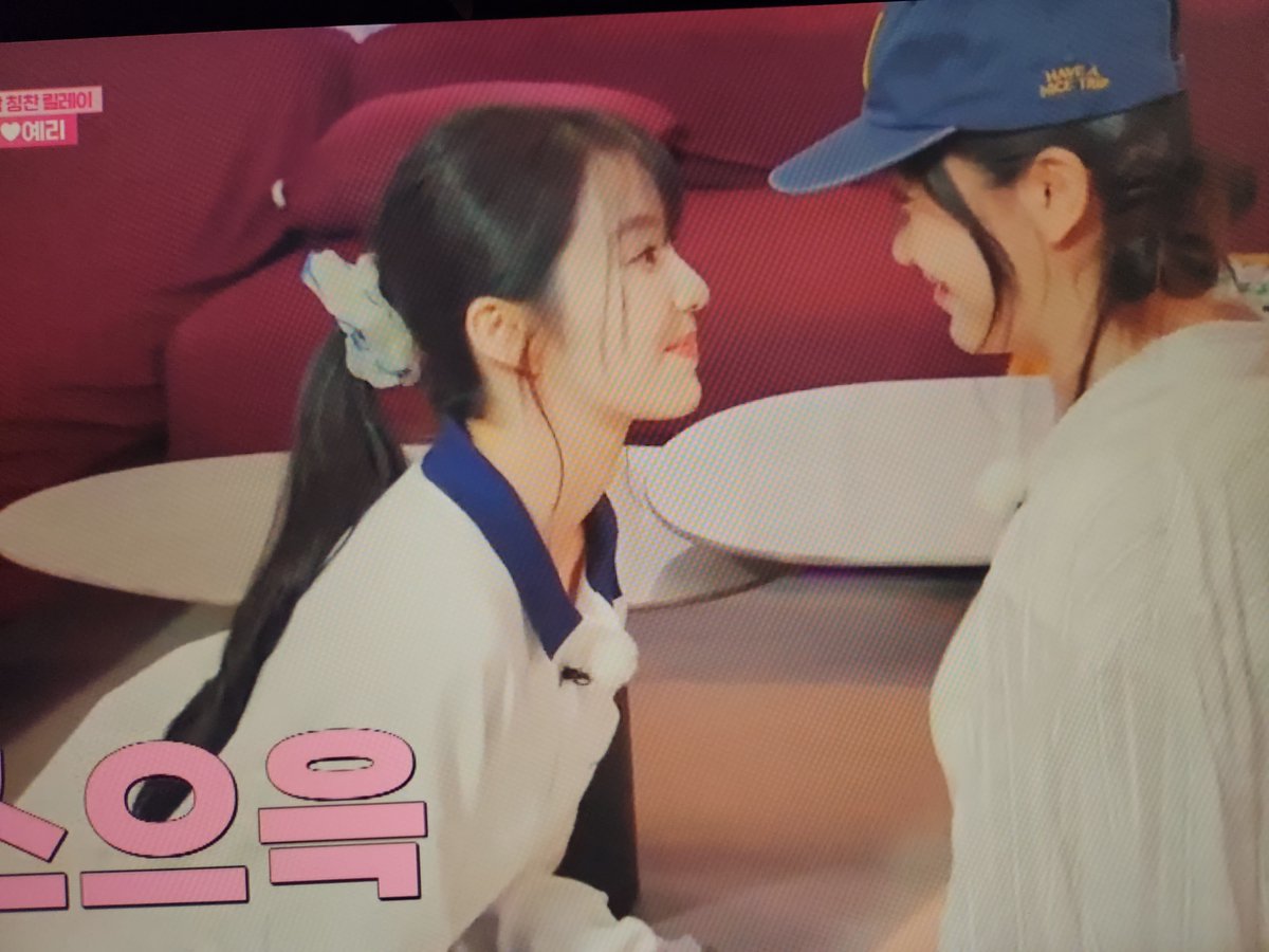 rvparade's tweet photo. Seulgi cried too much so she had to go fix her make up SO IT ENDED UP BEING YERENEEEEEEEWWWW https://t.co/idwv6JorhS