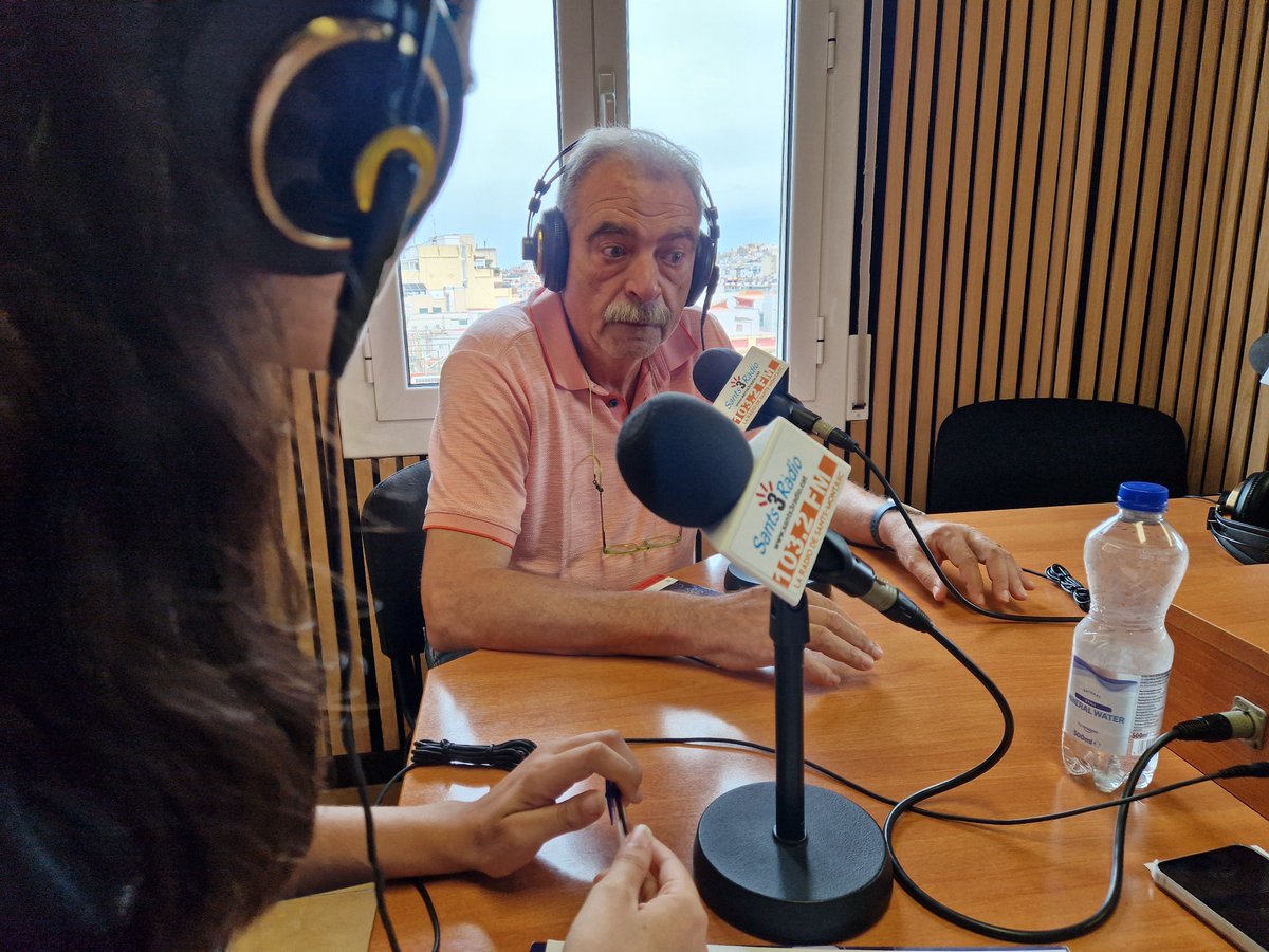 PauGatell's tweet photo. Ens visita als estudis Francesc Leyva, president d'honor del Mercat de Sants! 🛒✨

Ens parla del tradicional i popular vermut mariner que organitzen anualment durant la Festa Major en honor a Sant Bartomeu, patró del nostre barri de Sants. 🦪🍤🍻

https://t.co/ZEylHIm77Z https://t.co/OjQjDDFeUp