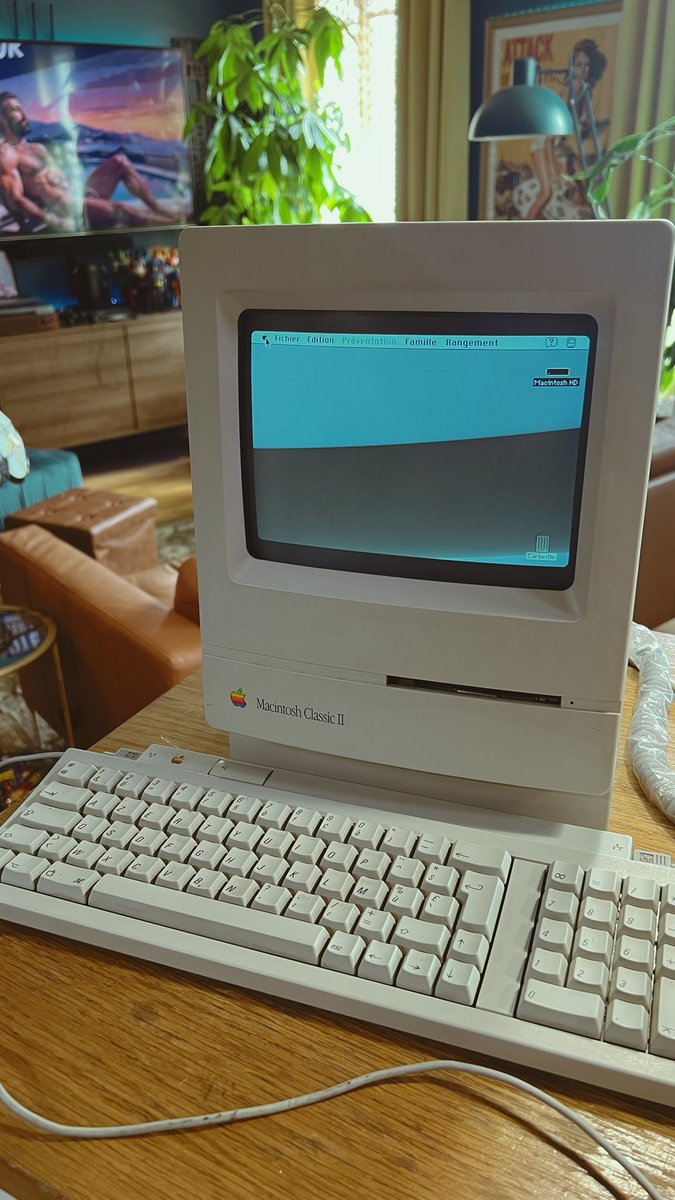 stefanpinto's tweet photo. An early birthday present arrived and I  totally and absolutely love it! Especially that it is running the French version of classic Mac OS! https://t.co/A54iEut07e