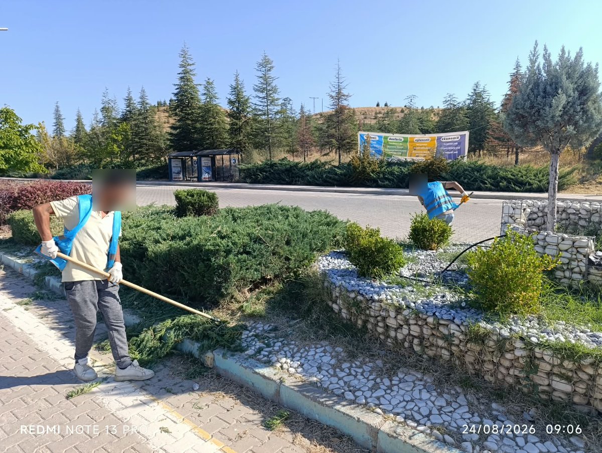KirikkaleDSM's tweet photo. 🌿 Yaz aylarında da Kırıkkale Üniversitesini güzelleştirmeye devam ediyoruz.

Denetimli serbestlik tedbiri altında bulunan yükümlülerimiz, görevli personelimizin refakatinde bakım, temizlik ve çevre düzenleme çalışmalarına katkı sunuyor. https://t.co/fr9KbbYzXj