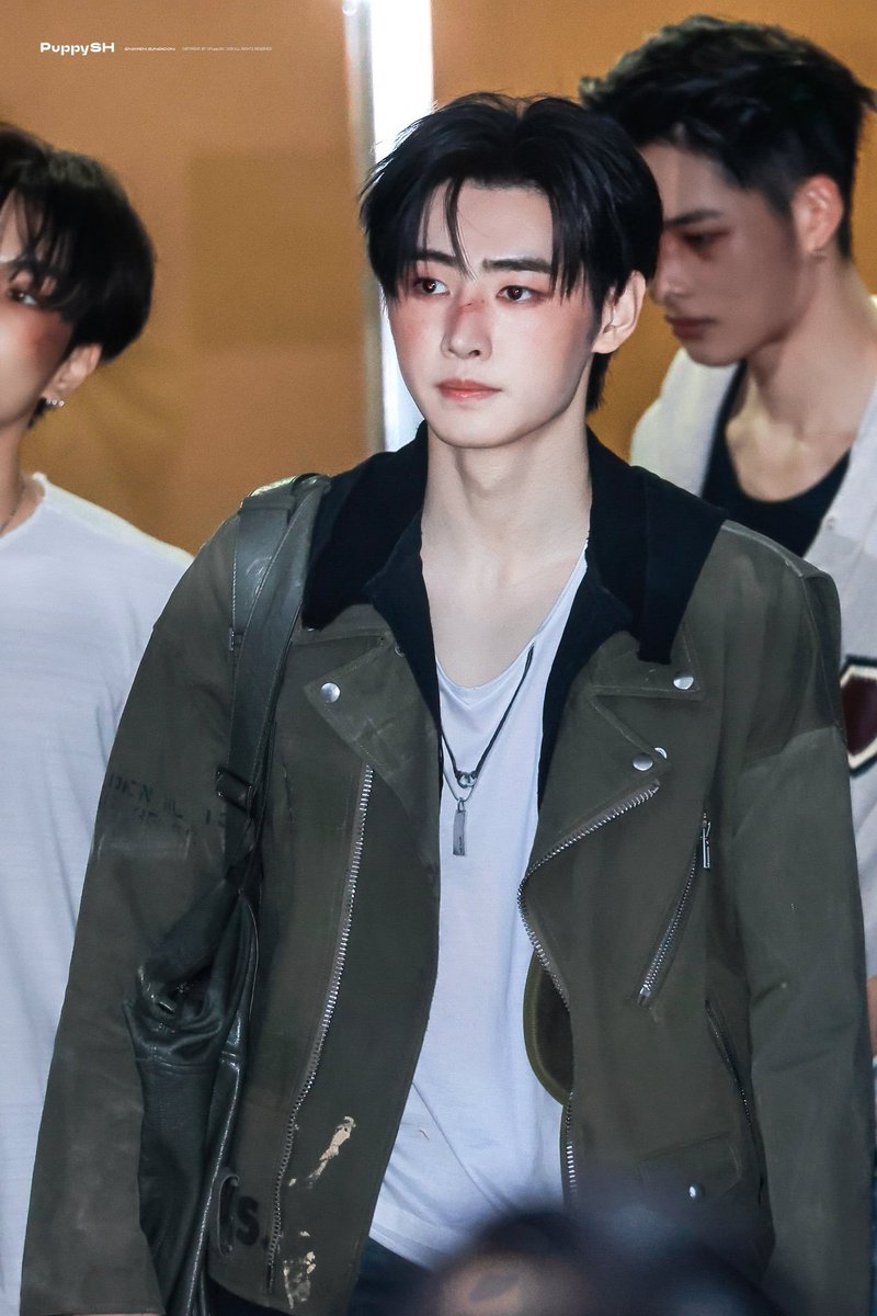 nnoiisyy's tweet photo. Omg i want to kiss whoever did their make up https://t.co/0F8UMiCZkn