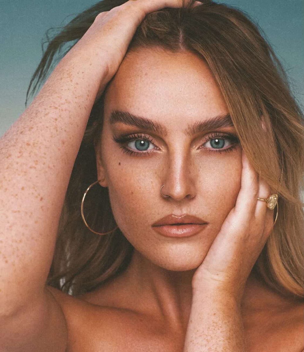 perriebrportal's tweet photo. “Oi, meus amores!

Estou muito animada para anunciar que a Fan Edition de Perrie já está disponível em todas as plataformas de streaming!!

Preciso mencionar uma das músicas que guardo com muito carinho no coração: Heartbeat. Ela foi escrita depois que ouvi pela primeira vez os batimentos cardíacos do Axel em um ultrassom. A música fala sobre o amor enorme que você sente pelo seu pequeno ser humano. Meus dois pais participam da música fazendo os vocais de apoio e harmonias, o que torna essa música ainda mais especial, como uma verdadeira canção de amor da família. ♥️

Eu sei que vocês esperaram muito tempo para ter essa música disponível nas plataformas de streaming, então estou muito animada para finalmente poder compartilhá-la com vocês.
Mal posso esperar para ver alguns de vocês hoje no meu último show do verão, no The Big Feastival!
Nos falamos em breve,

Perrie x”

— Perrie via newsletter.