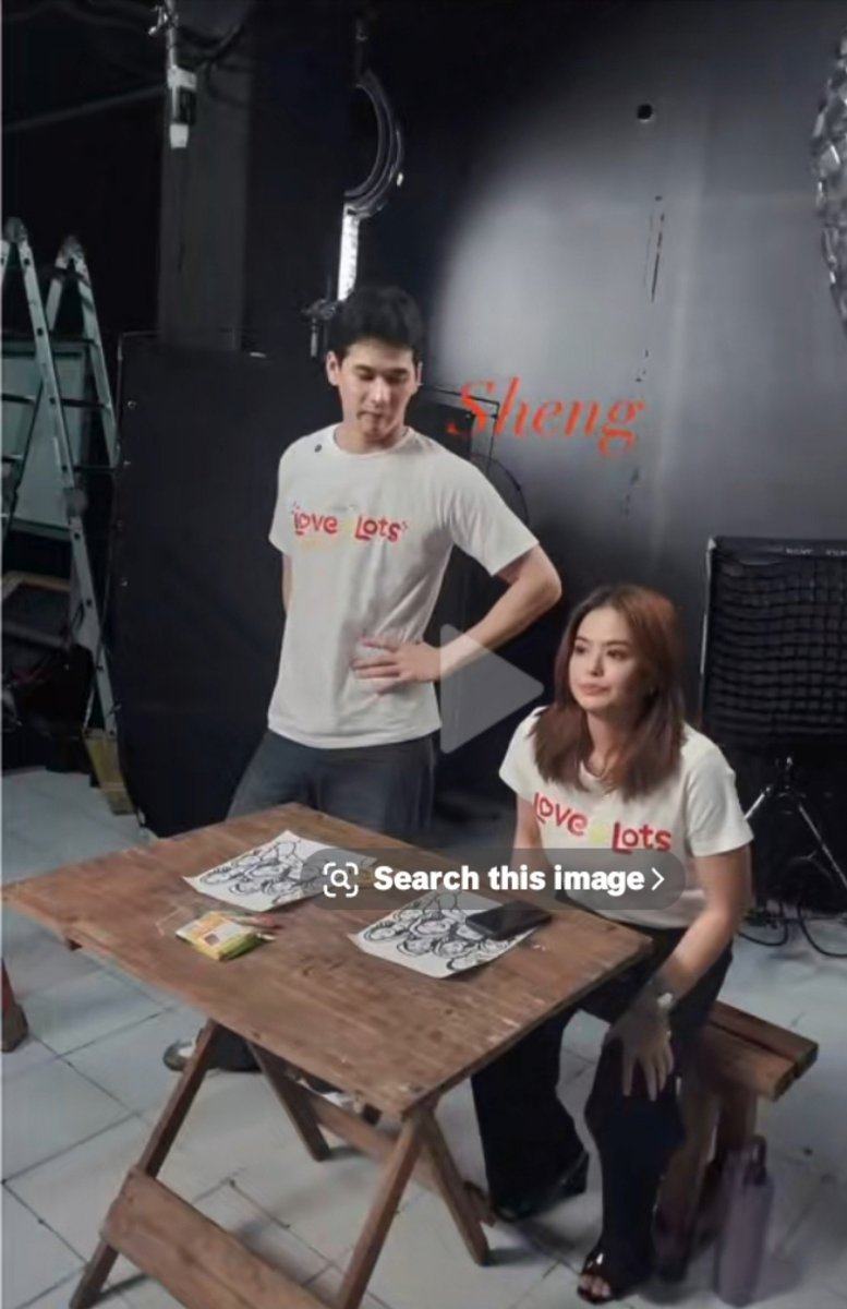 MaLyeB2's tweet photo. Kelan tong picture na to???? Maigsi hair ni dawd and hindi pa black hair si mowm? May content ba ko na hindi alam? Saw this on clock app credits to @/shengdalayamaro https://t.co/Oc3f4YtLmv