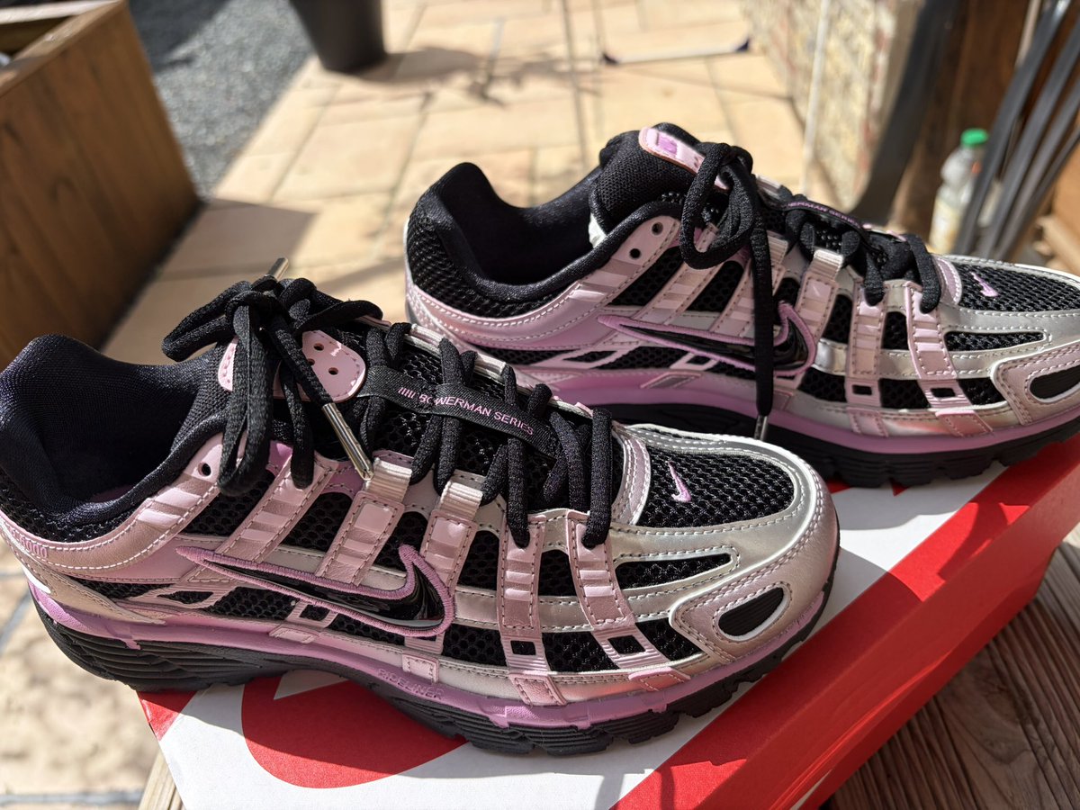 Calyp_sos's tweet photo. Elles sont incroyables 🖤 👟. 

+ un petit colis surprise provenant de ma wish’list Amazon ✨ https://t.co/jTikFI83K5