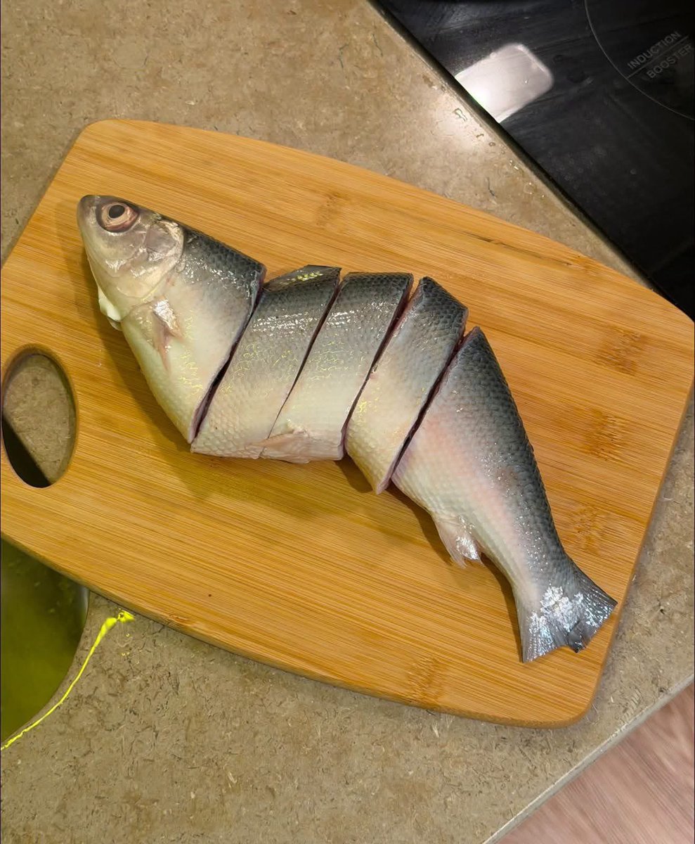 sarkeistic's tweet photo. bumili ako ng bangus sa palengke, pero kahit anong ayos ko… parang may kulang talaga sa binigay sa’kin https://t.co/xgLPt0Ksw0