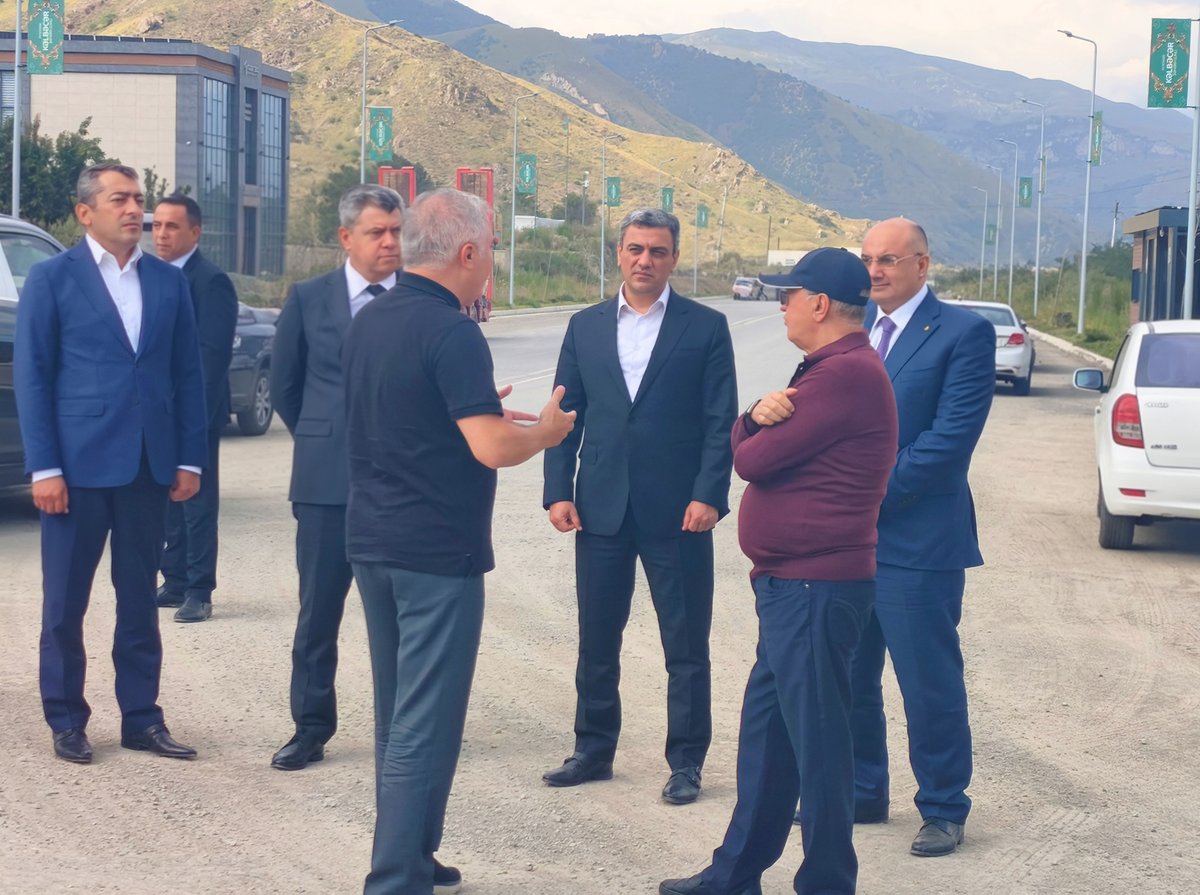 kelbecerxn's tweet photo. Avqustun 27-28-də Azərbaycan Respublikasının fövqəladə hallar naziri Kəmaləddin Heydərov və Kəlbəcər rayonunda Azərbaycan Respublikası Prezidentinin xüsusi nümayəndəsi Bəşir Hacıyev Kəlbəcər şəhərində aparılan bərpa və quruculuq işlərinə baxış keçiriblər.

#Kəlbəcər #BöyükQayıdış https://t.co/mQEH6uSRS2