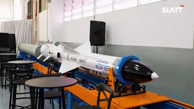 DefesaSulGlobal's tweet photo. 🇧🇷 Produção em massa do míssil antinavio brasileiro MANSUP deve se iniciar até novembro de 2026 na nova fábrica da SIATT em Caçapava, inaugurada em 26 de agosto. A unidade terá capacidade inicial de produzir 8 mísseis por mês, com o primeiro cliente sendo a Marinha do Brasil. https://t.co/8cpdUpYrvv
