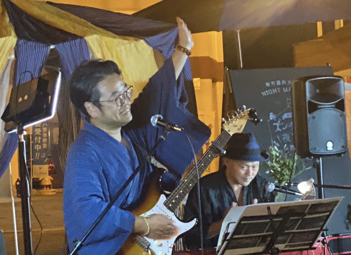 goodjobkomei's tweet photo. 8月26日、大東ズンチャッチャ夜市に「おとむすび」として出演しました🎤🎹🎸

平日の夜にもかかわらず、本当にたくさんの方が、私たちの演奏を聴いてくださいました✨

ステージから見える皆さんの笑顔や、一緒に口ずさんでくださる姿。音楽って、人と人との距離を一瞬で近づけてくれるんだなと、改めて感じました😊

そして「ダンシング・クイーン」では、踊り出す方、手拍子をする方もどんどん増えて、気がつけば住道駅前デッキがまるで「野外ディスコ」に🕺💃✨

演奏する私たちと聴いてくださる皆さんが一緒に���って楽しむ、忘れられない時間になりました。

足を運んでくださった皆さま、応援してくださった皆さま、そして大東ズンチャッチャ夜市の関係者の皆さま、本当にありがとうございました‼️

また「おとむすび」の音楽で、皆さんと楽しい時間をご一緒できれば嬉しいです😊🎶