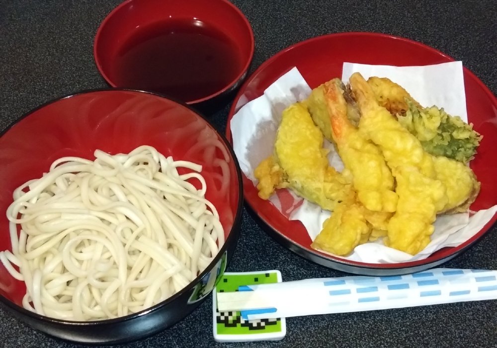 marchan_0101's tweet photo. 【激突！わが家の晩ごはん】
ぶっかけ天ぷらうどん🍤

12分かけてうどん茹でた甲斐がありました😋👍 https://t.co/jQjBgZSEwY