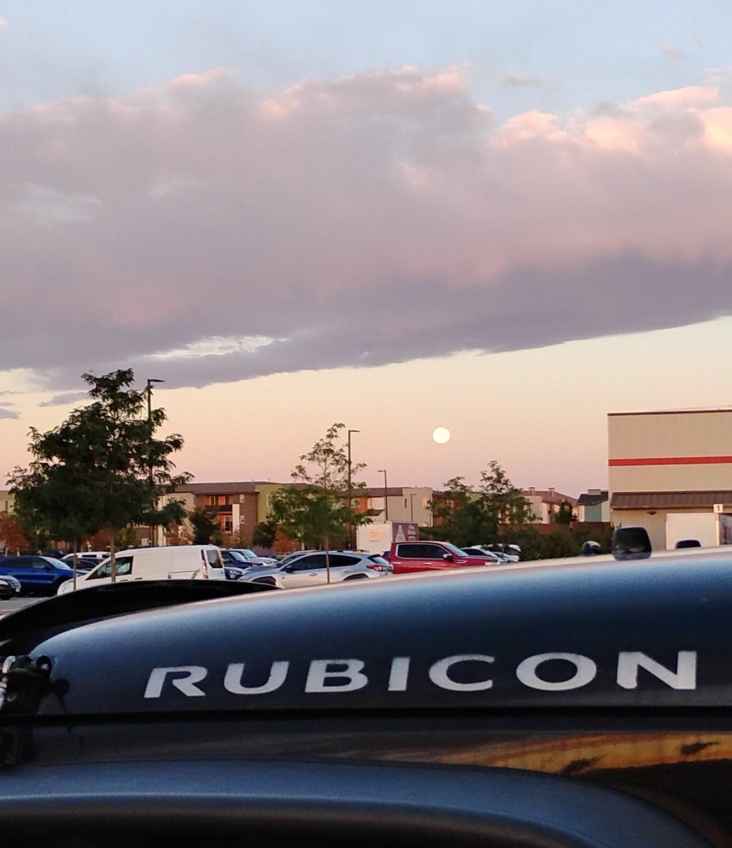 rmjeepchicks's tweet photo. That moon though.. #rubicon #sunrise #moonset https://t.co/PFMhHuiwjr