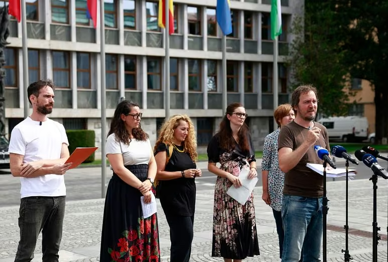n1slovenija's tweet photo. Nevladniki ostro nad novelo zakona o tujcih: Združevanje družin bo skoraj nemogoče
🖇️https://t.co/4mr1lmCuto
👇 https://t.co/wm2Jgwgb7S