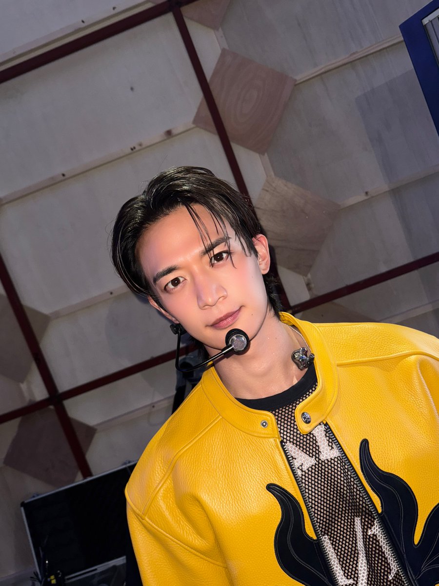 SHINee's tweet photo. #음악중심 💛

#MINHO #민호
#Makeithot #MINHO_Makeithot 
#SHINee #샤이니 https://t.co/vNhRYMrs1J