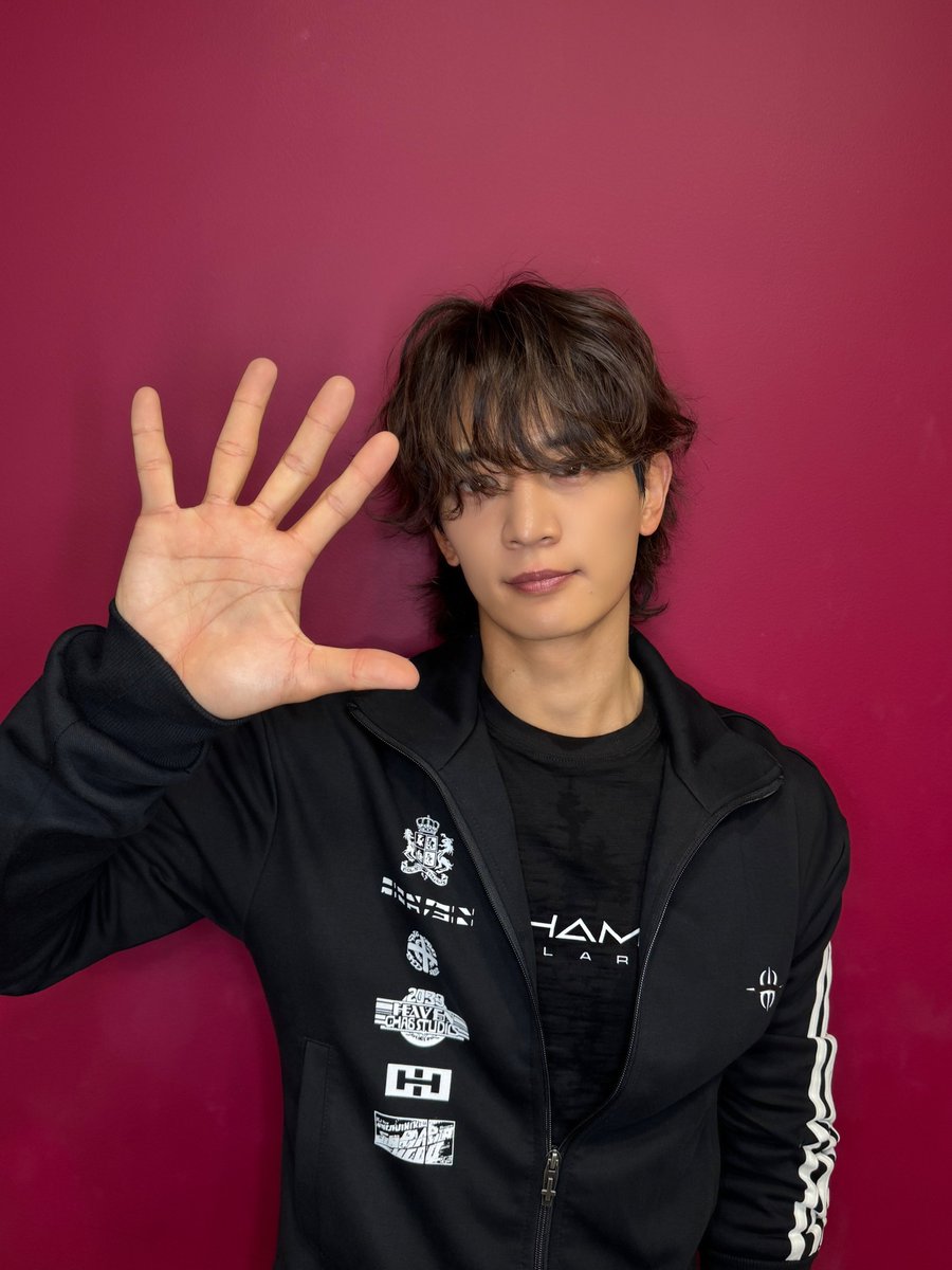 SHINee's tweet photo. #음악중심 💛

#MINHO #민호
#Makeithot #MINHO_Makeithot 
#SHINee #샤이니 https://t.co/vNhRYMrs1J